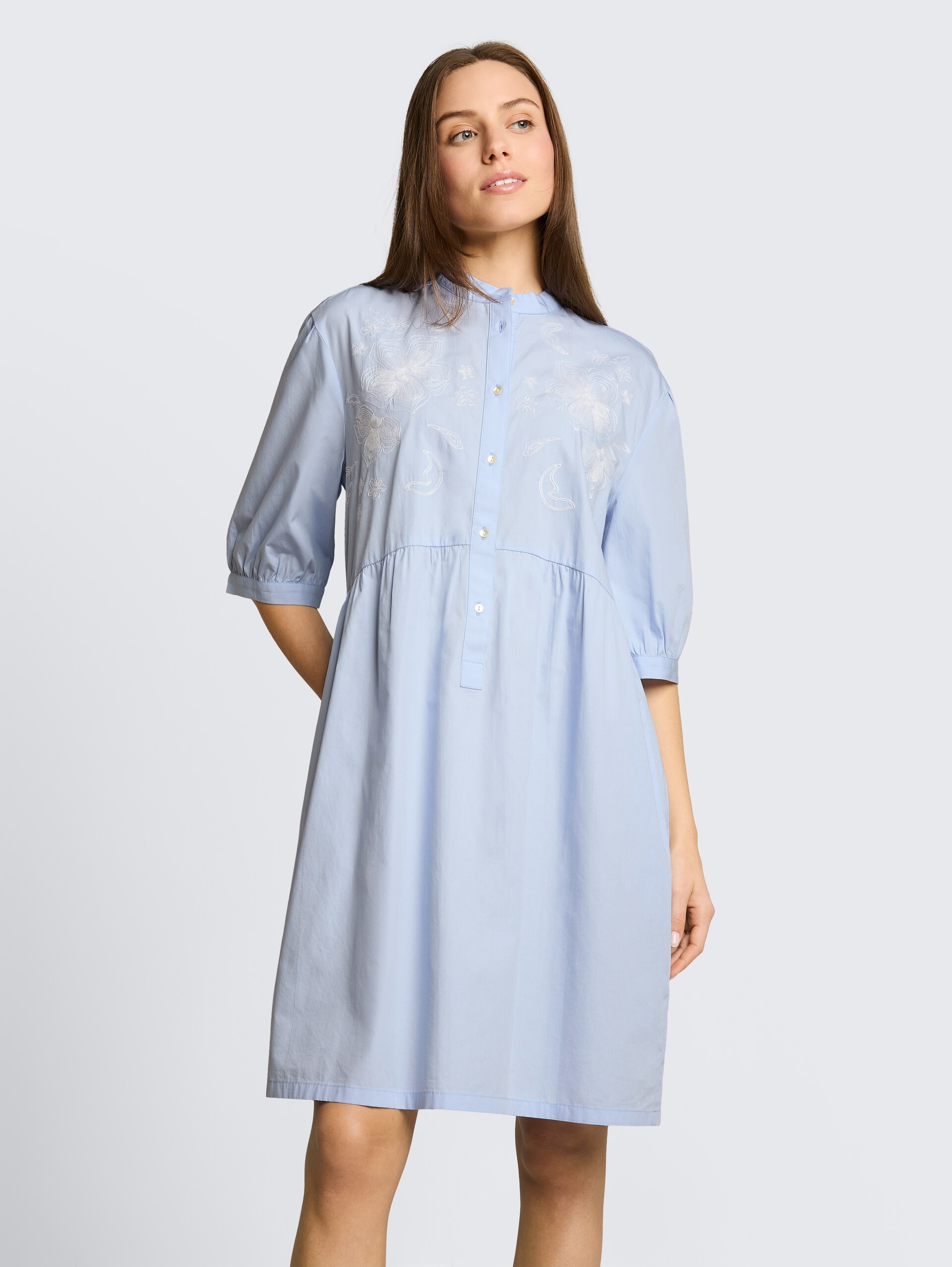 Losvallende jurk met bloemenborduursel - Kentucky Blue - Model vooraanzicht