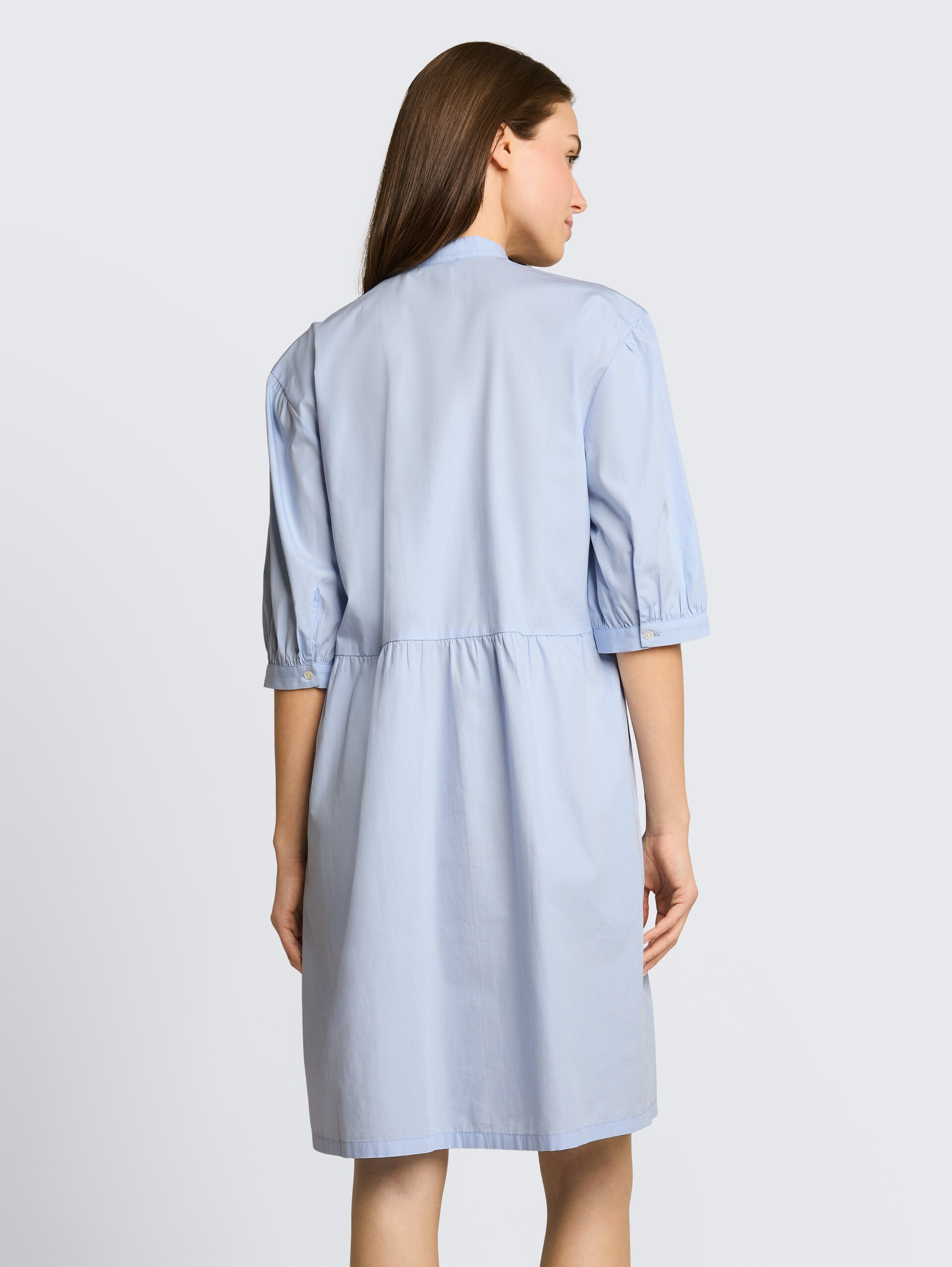 Losvallende jurk met bloemenborduursel - Kentucky Blue - Model-achteraanzicht