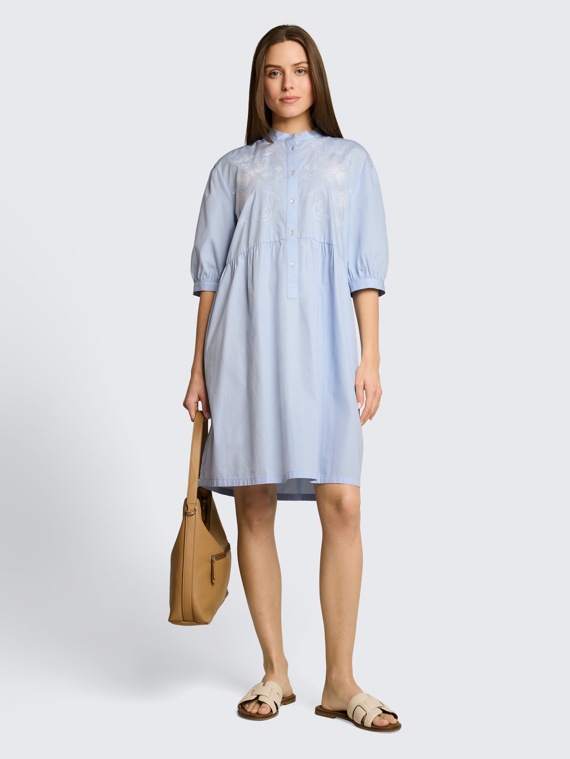 Losvallende jurk met bloemenborduursel - Kentucky Blue - zijaanzicht model