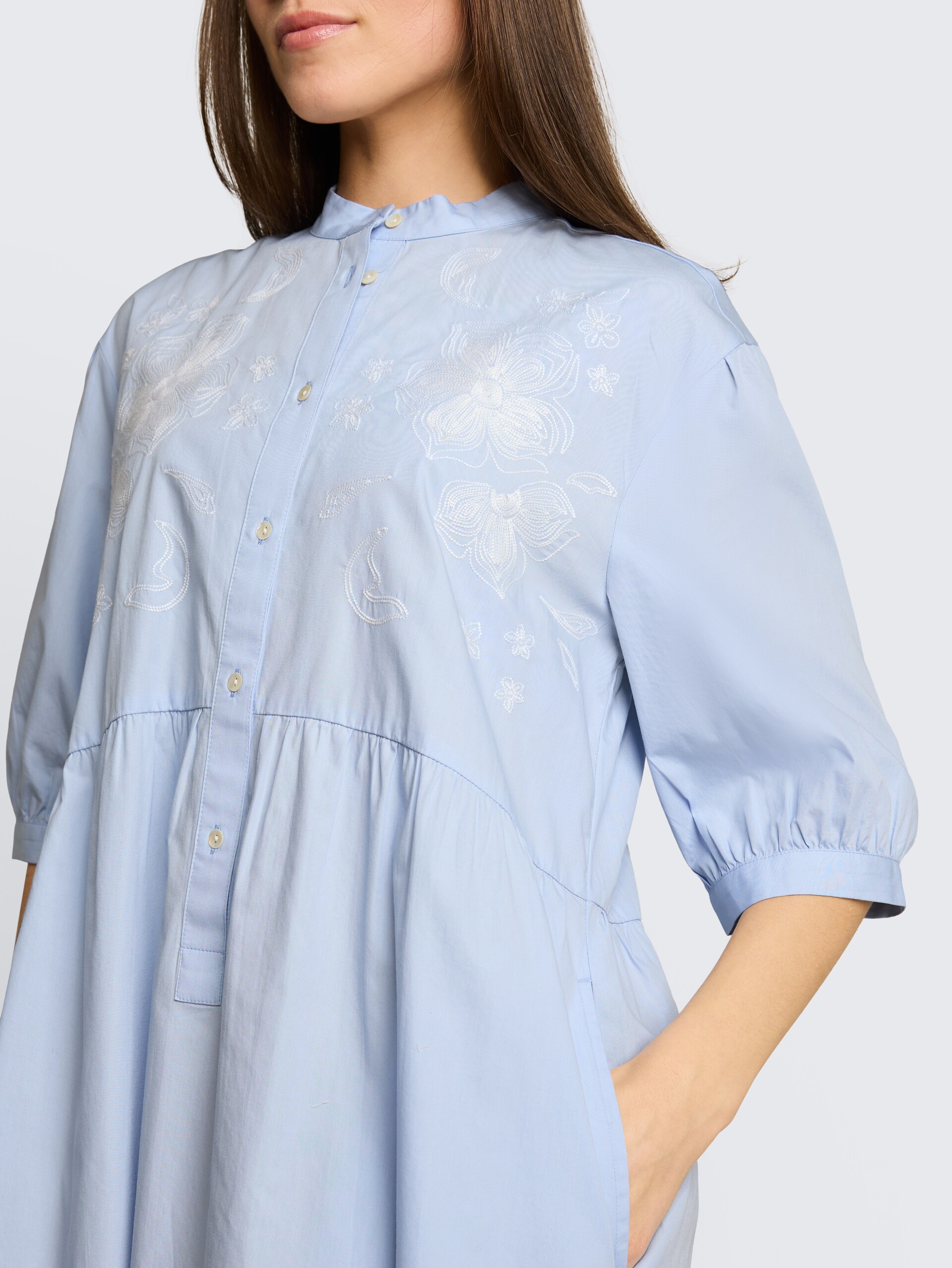 Losvallende jurk met bloemenborduursel - Kentucky Blue - Detailaanzicht model
