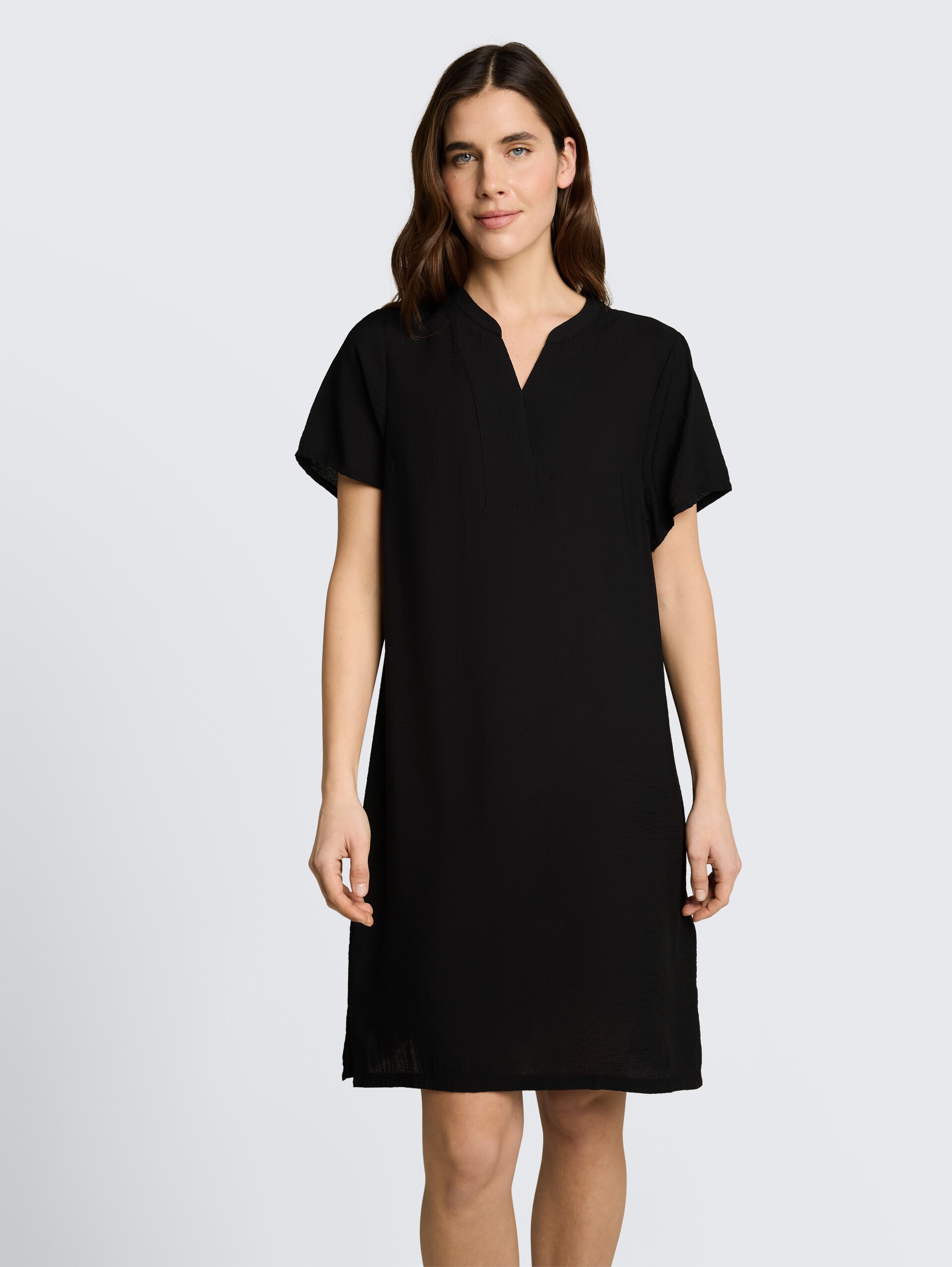 Kleid mit V-Ausschnitt - deep black - Model-Vorderansicht