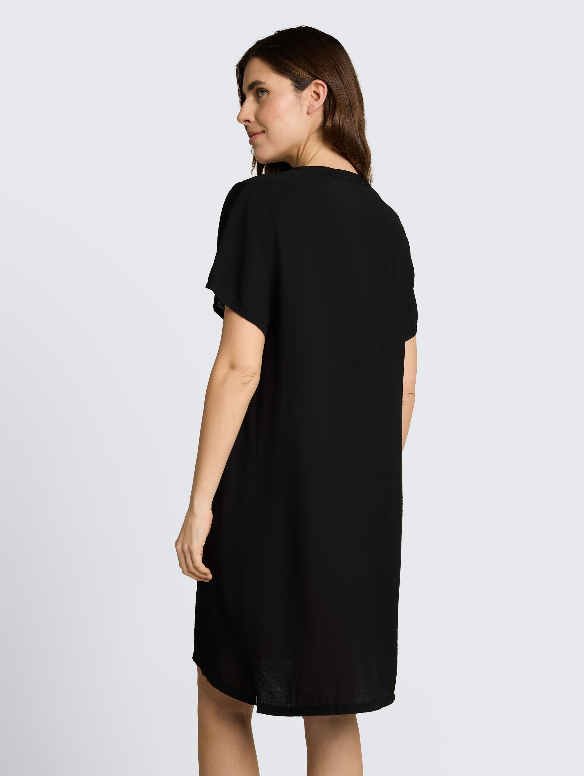 Kleid mit V-Ausschnitt - deep black - Model-Rückansicht
