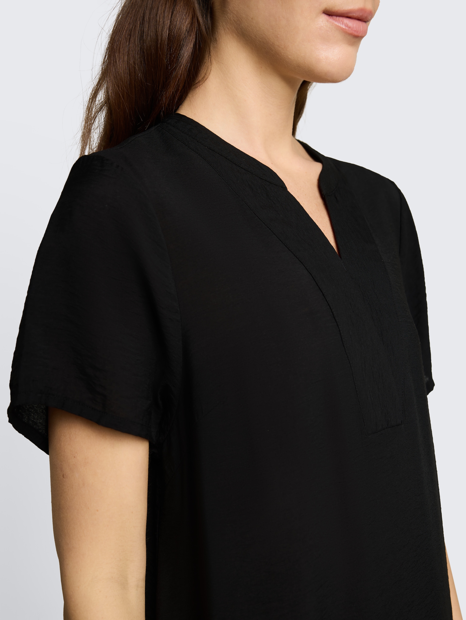 Kleid mit V-Ausschnitt - deep black - Detail-Model-Ansicht