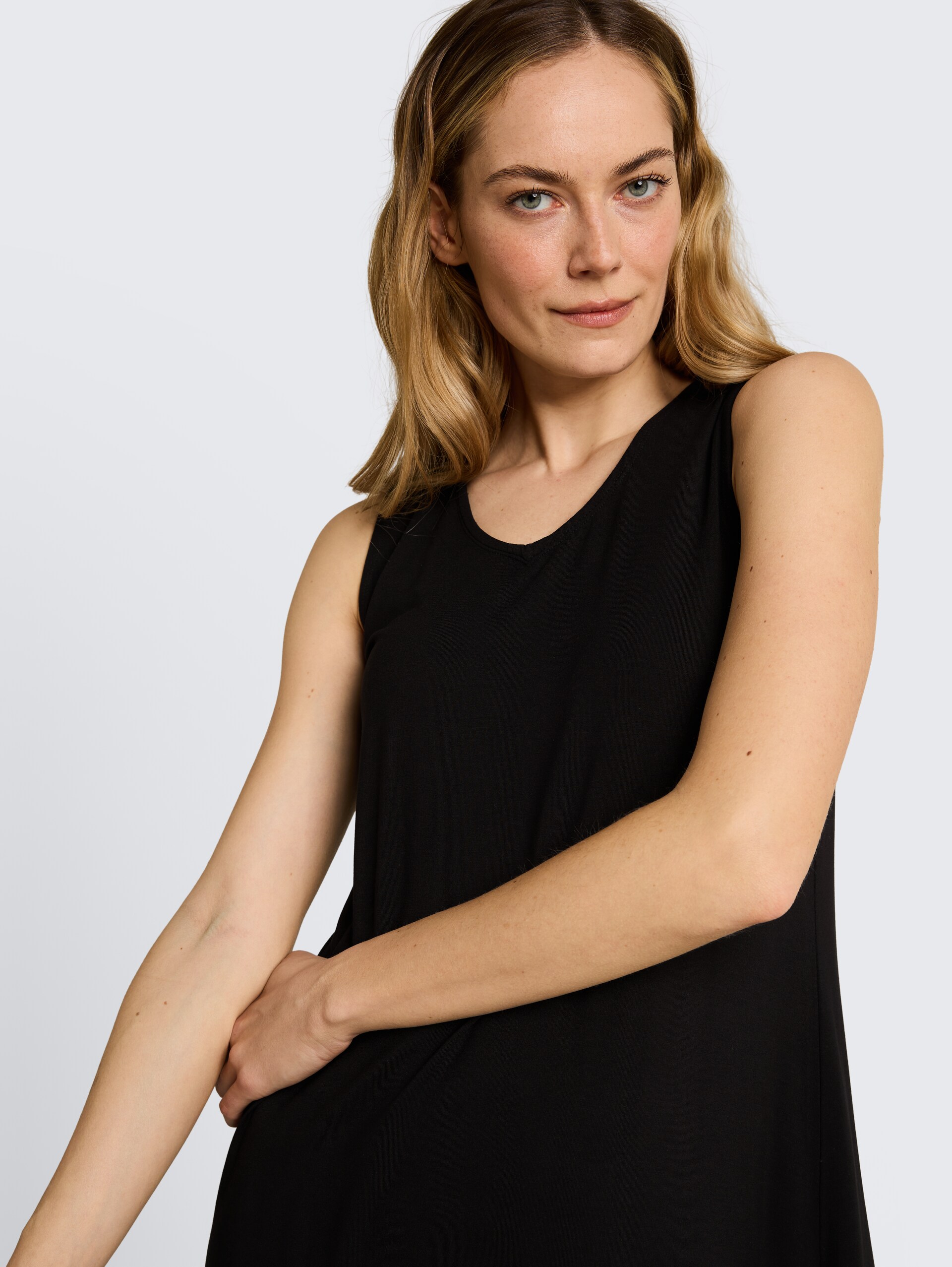 Jersey dress with cut-out detail - deep black - Detail model view