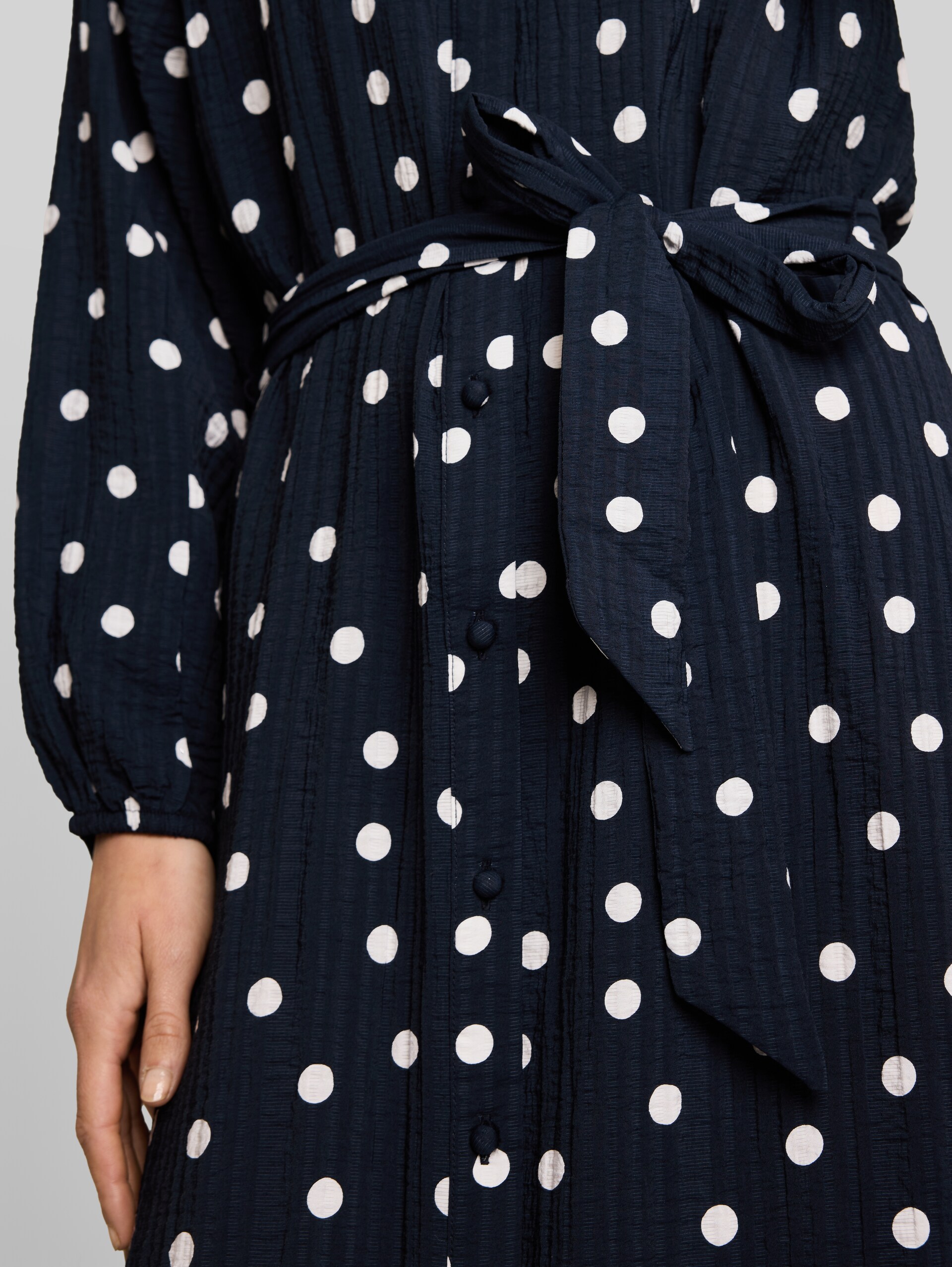 Maxi dress with polka dot pattern - navy big dot design - Detail model view