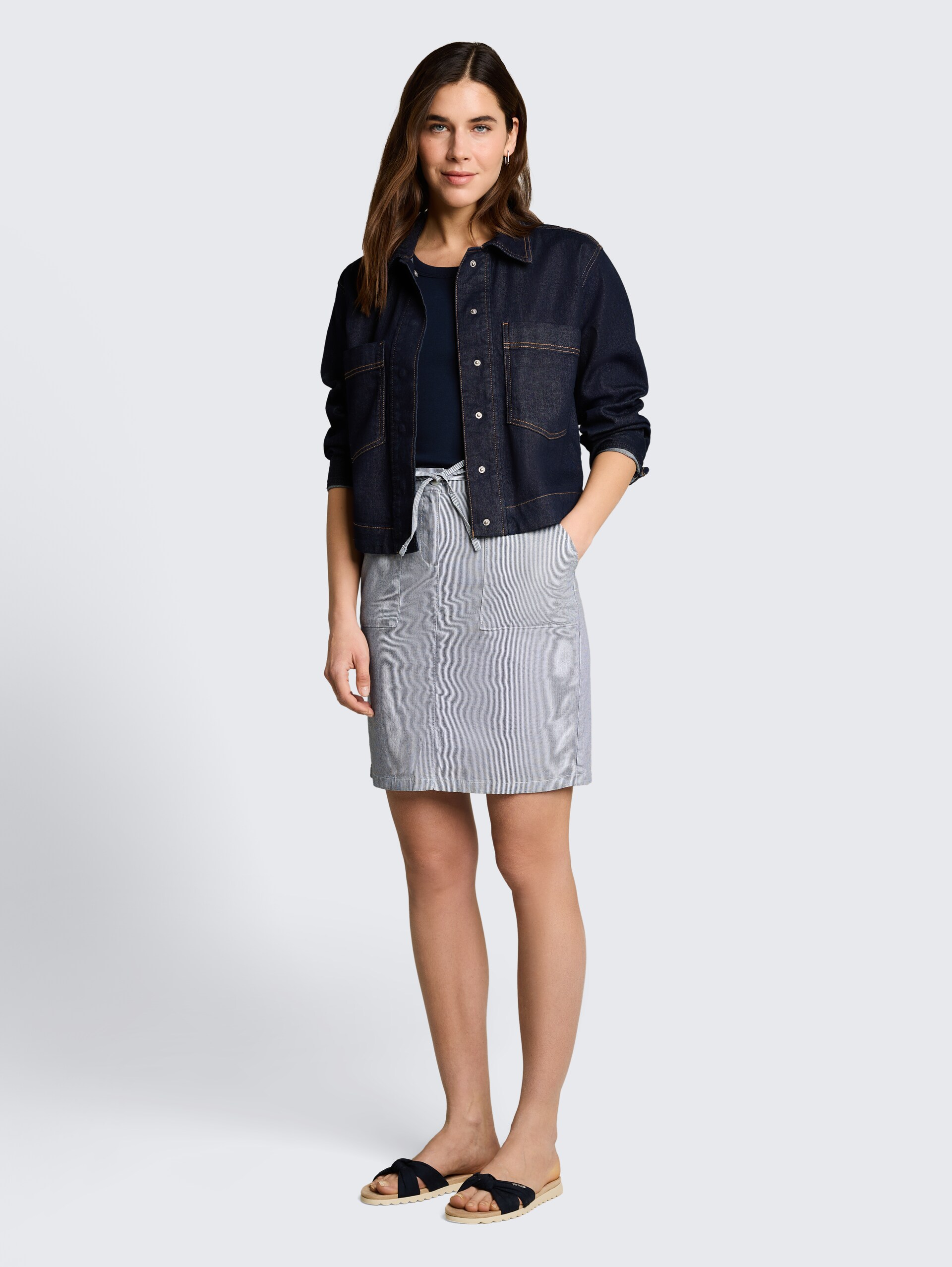 Chino-rok met trekkoord - delicate navy white stripe - Model vooraanzicht