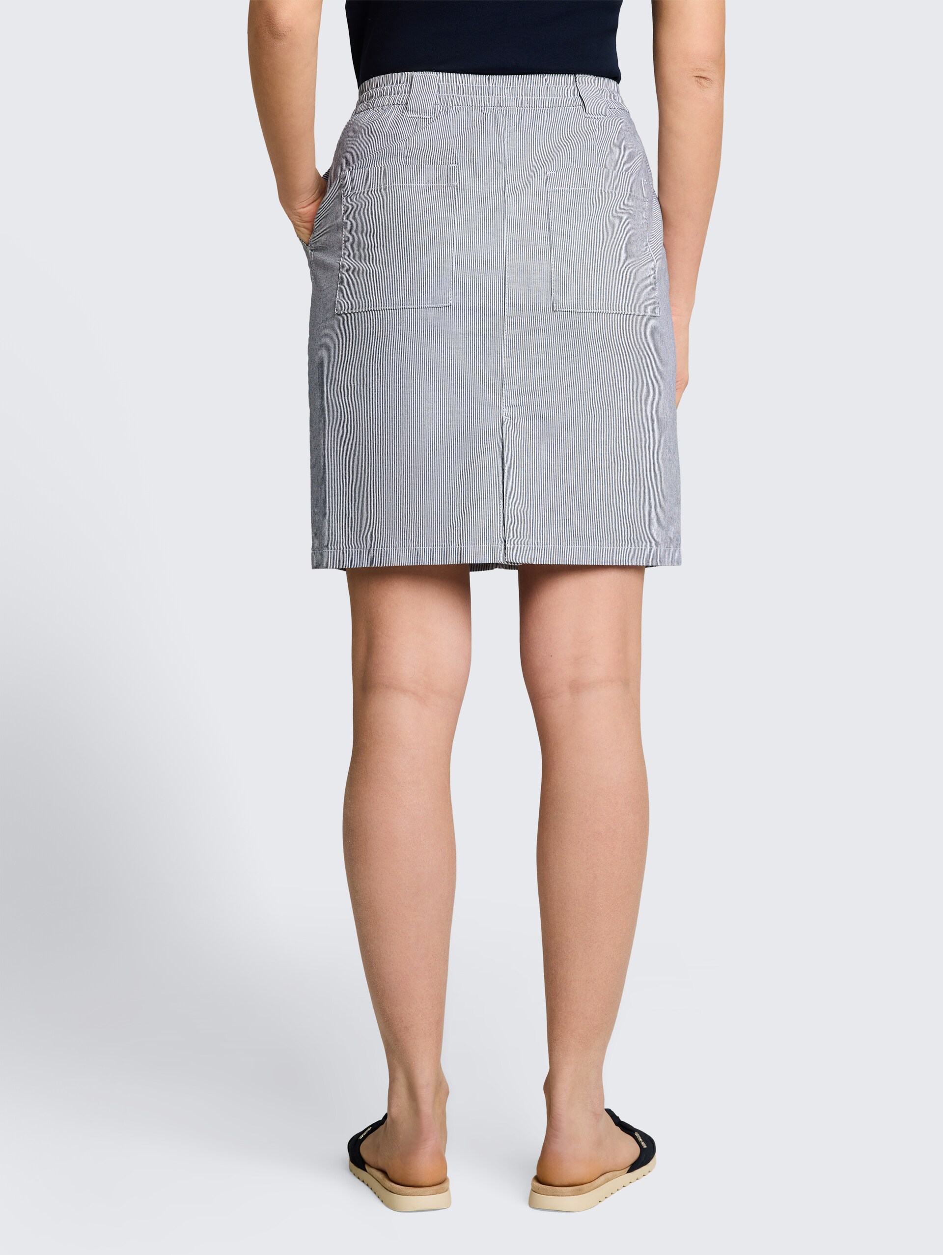 Chino-rok met trekkoord - delicate navy white stripe - Neklijn model-achteraanzicht