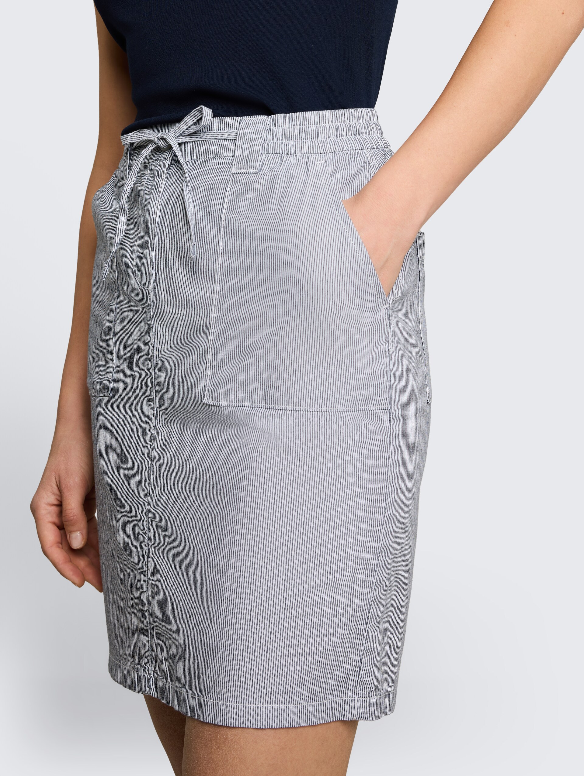 Chino-rok met trekkoord - delicate navy white stripe - Detailaanzicht model