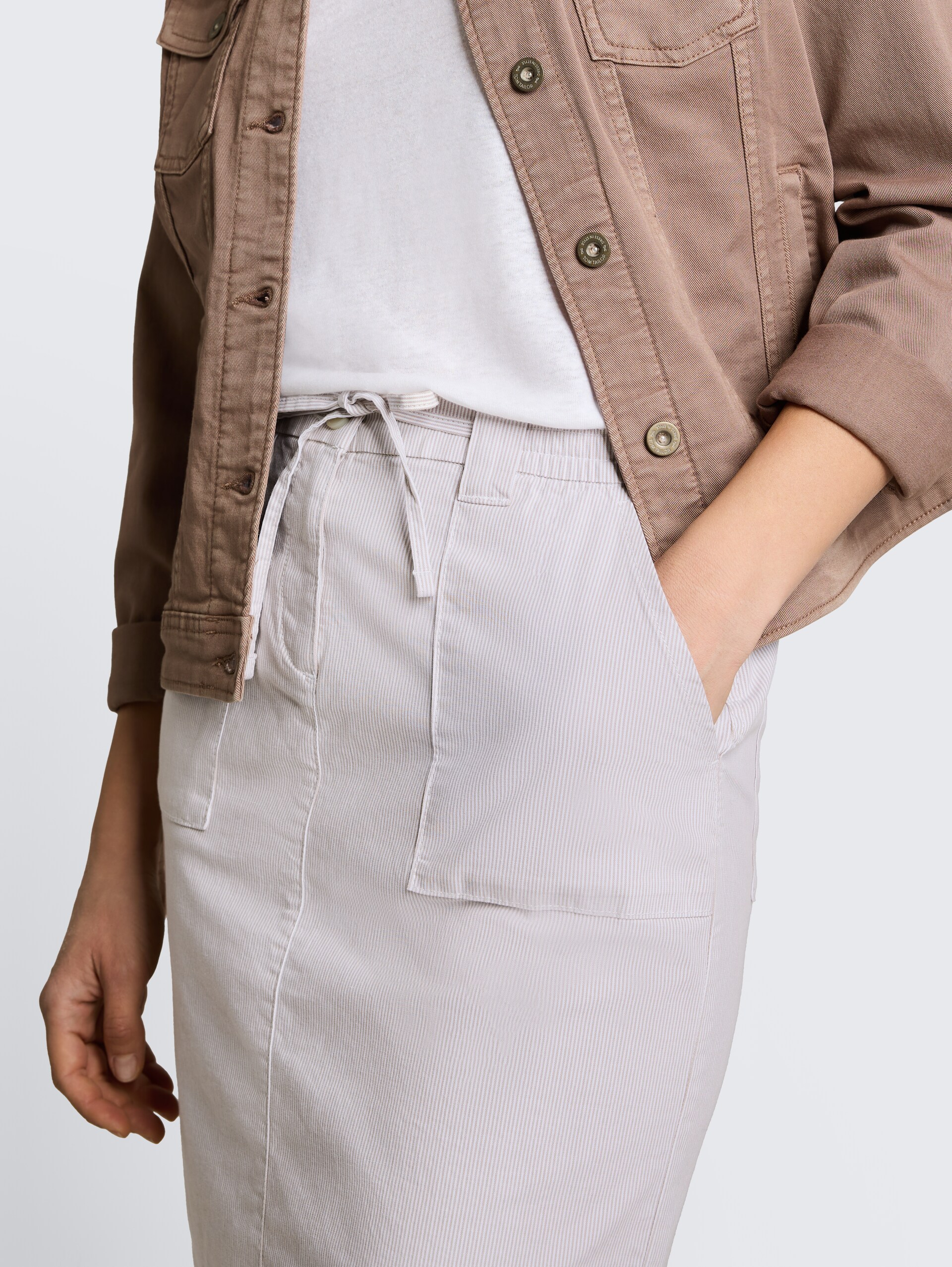 Chino-rok met trekkoord - delicate taupe grey stripe - Detailaanzicht model