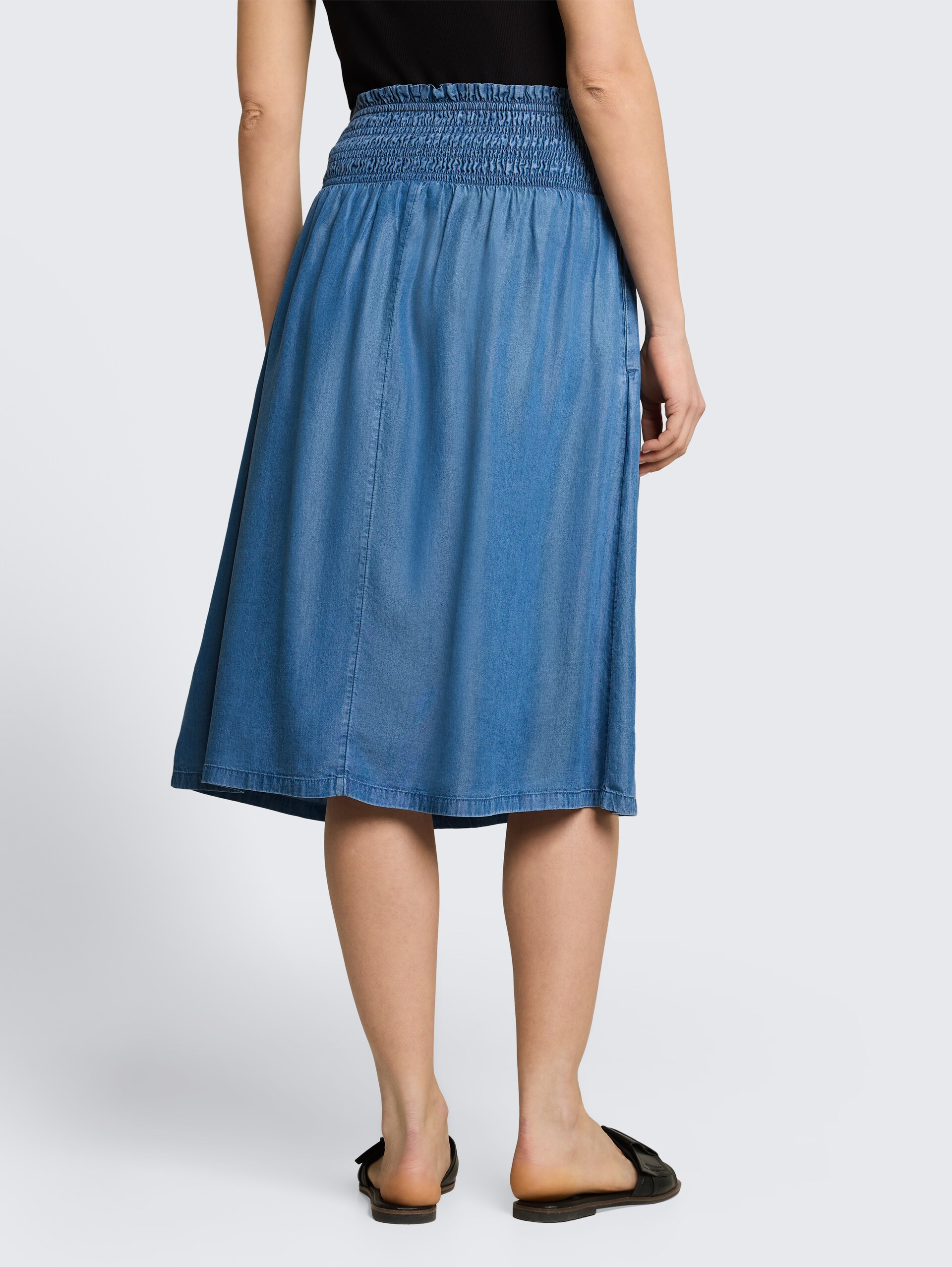 Jeansrock mit Eingriffstaschen - Clean Light Stone Blue Denim - Auschnitt Model-Rückansicht