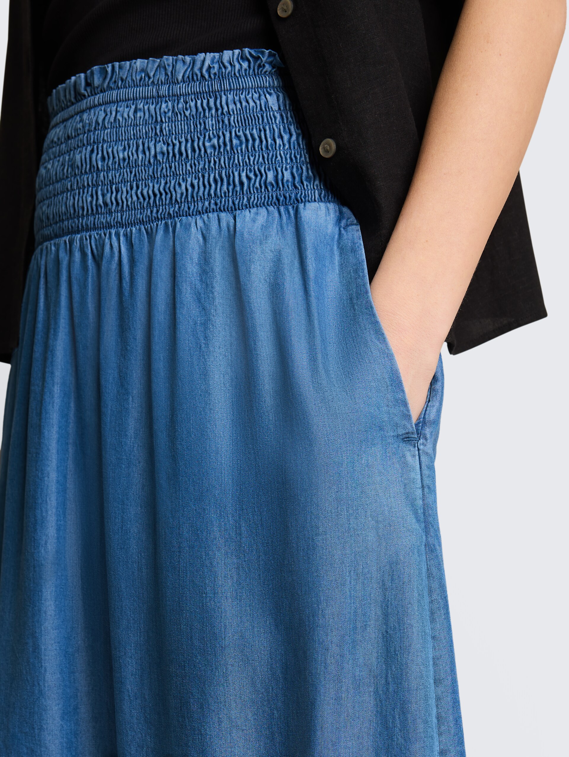 Jeansrock mit Eingriffstaschen - Clean Light Stone Blue Denim - Detail-Model-Ansicht