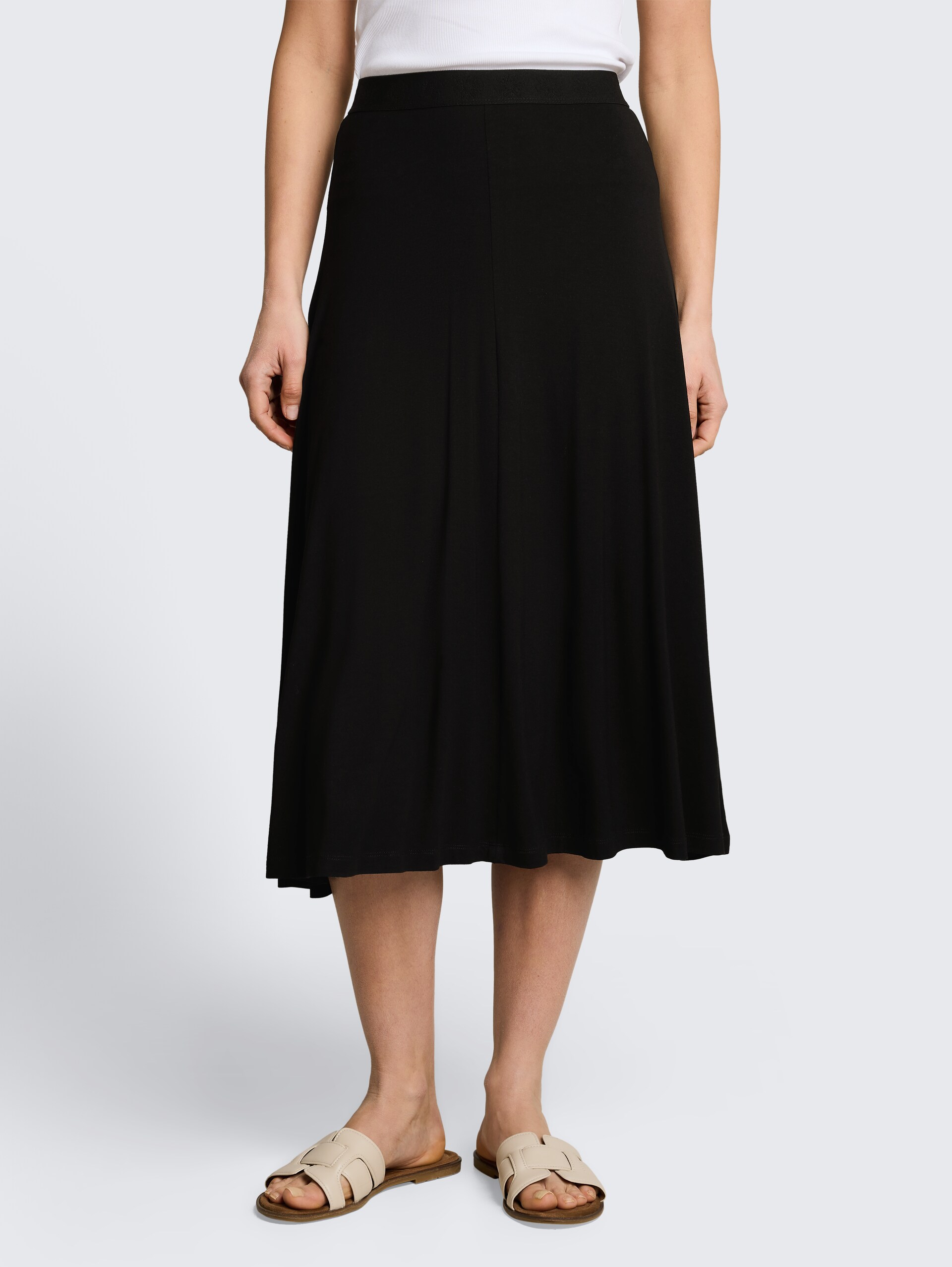 Jersey Midi-Rock - deep black - Ausschnitt Model-Vorderansicht