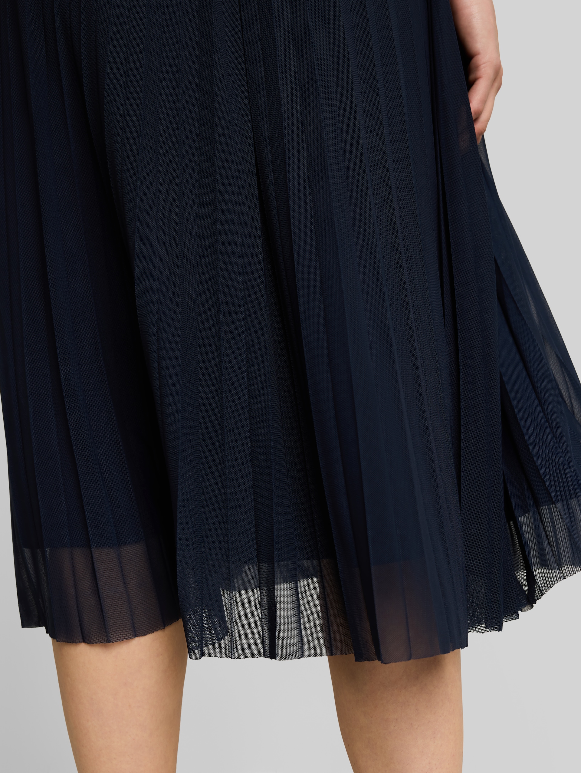 High Waist Plissee Midi-Rock - sky captain blue - Detail-Model-Ansicht
