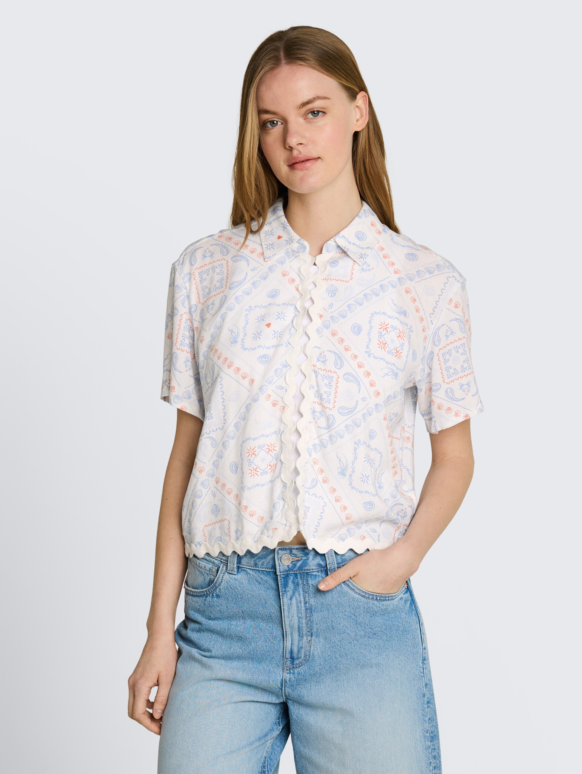 Boxy Fit Bluse mit Leinenanteil - white blue coral paisley print - Ausschnitt Model-Vorderansicht