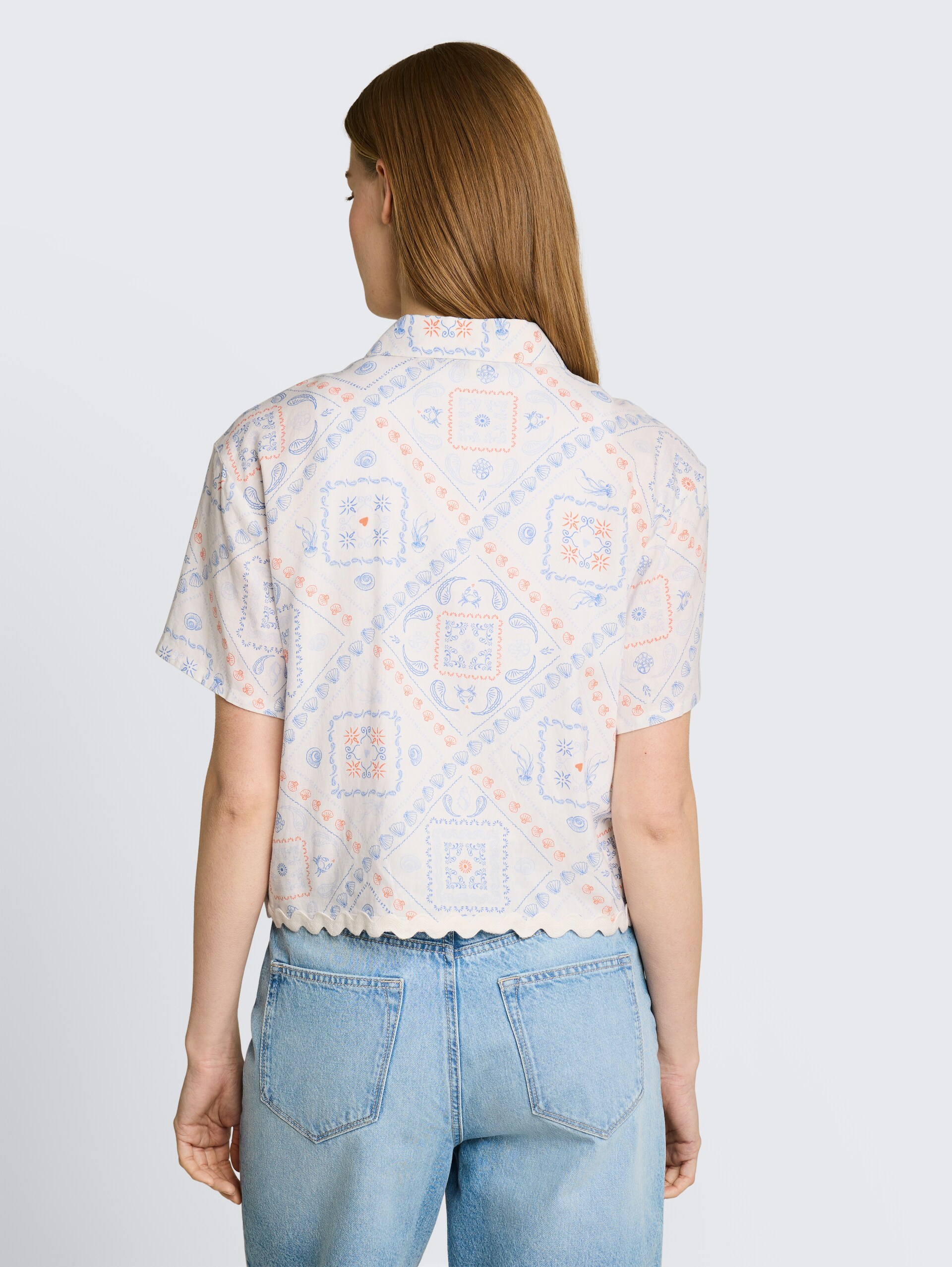 Boxy Fit Bluse mit Leinenanteil - white blue coral paisley print - Auschnitt Model-Rückansicht