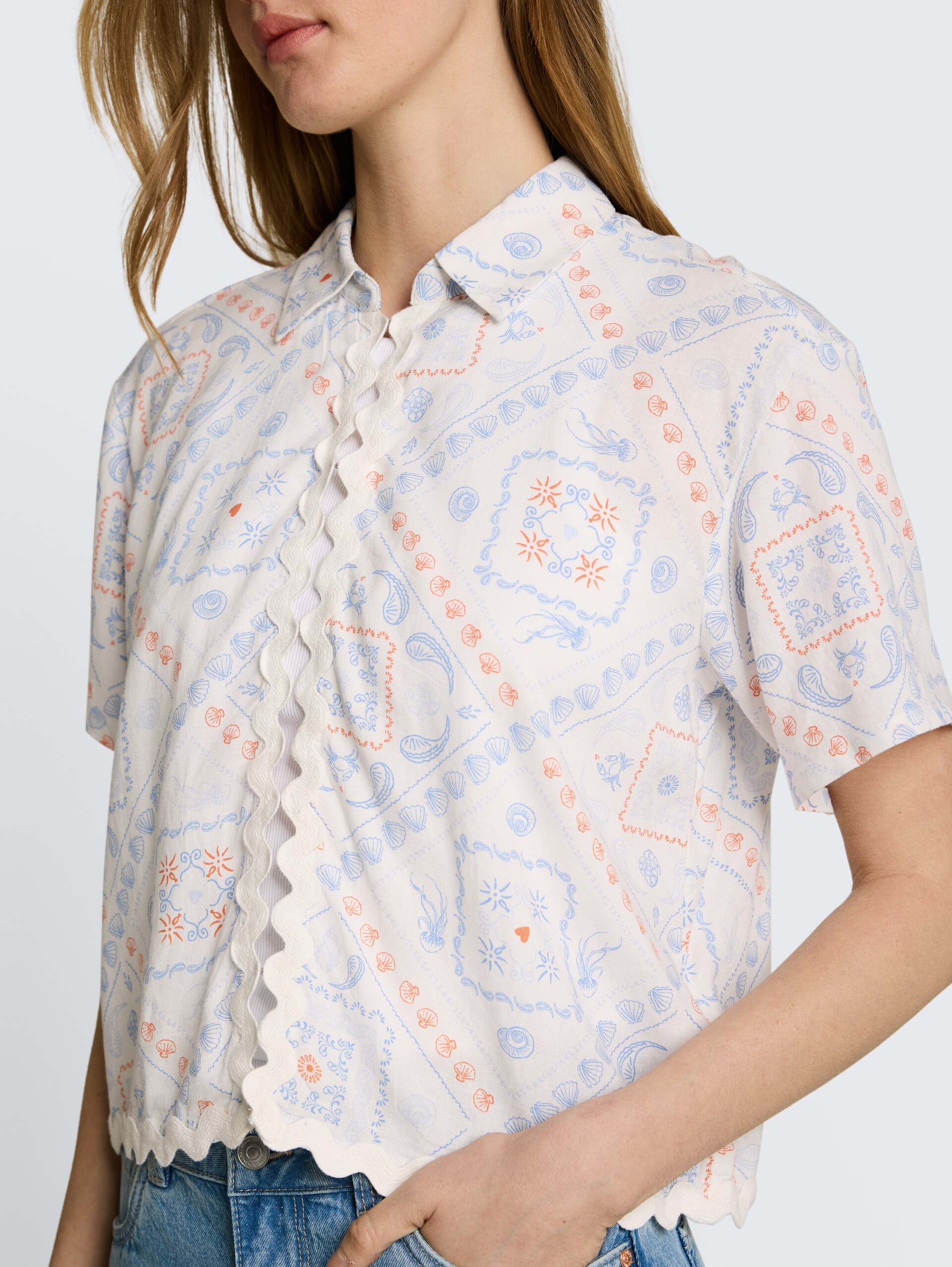 Boxy Fit Bluse mit Leinenanteil - white blue coral paisley print - Detail-Model-Ansicht