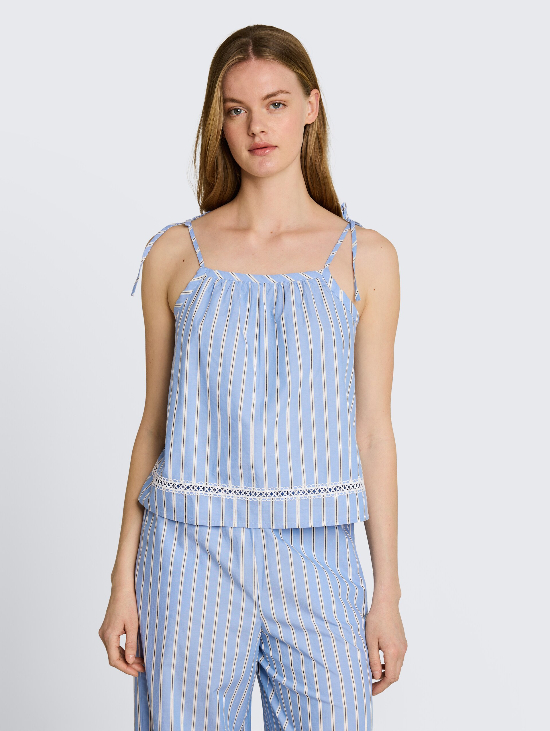Blouse met streepmotief - blue white vertical stripe - Nek model vooraanzicht