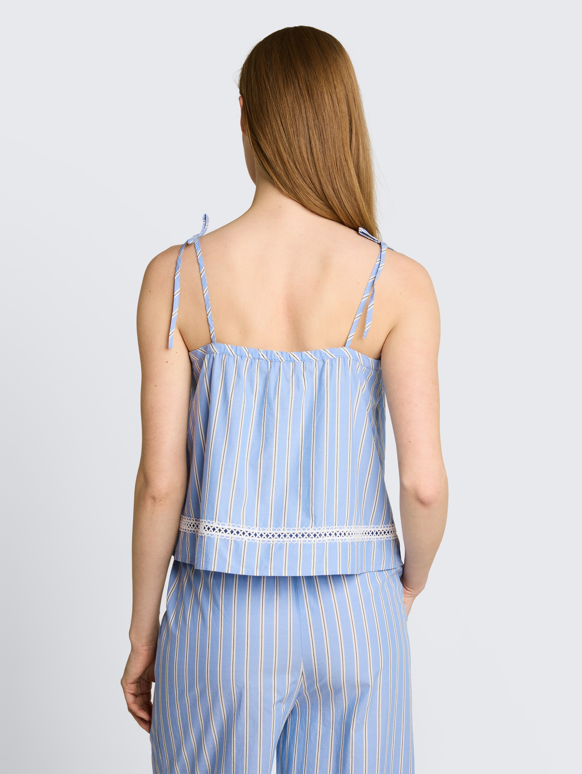 Blouse met streepmotief - blue white vertical stripe - Neklijn model-achteraanzicht