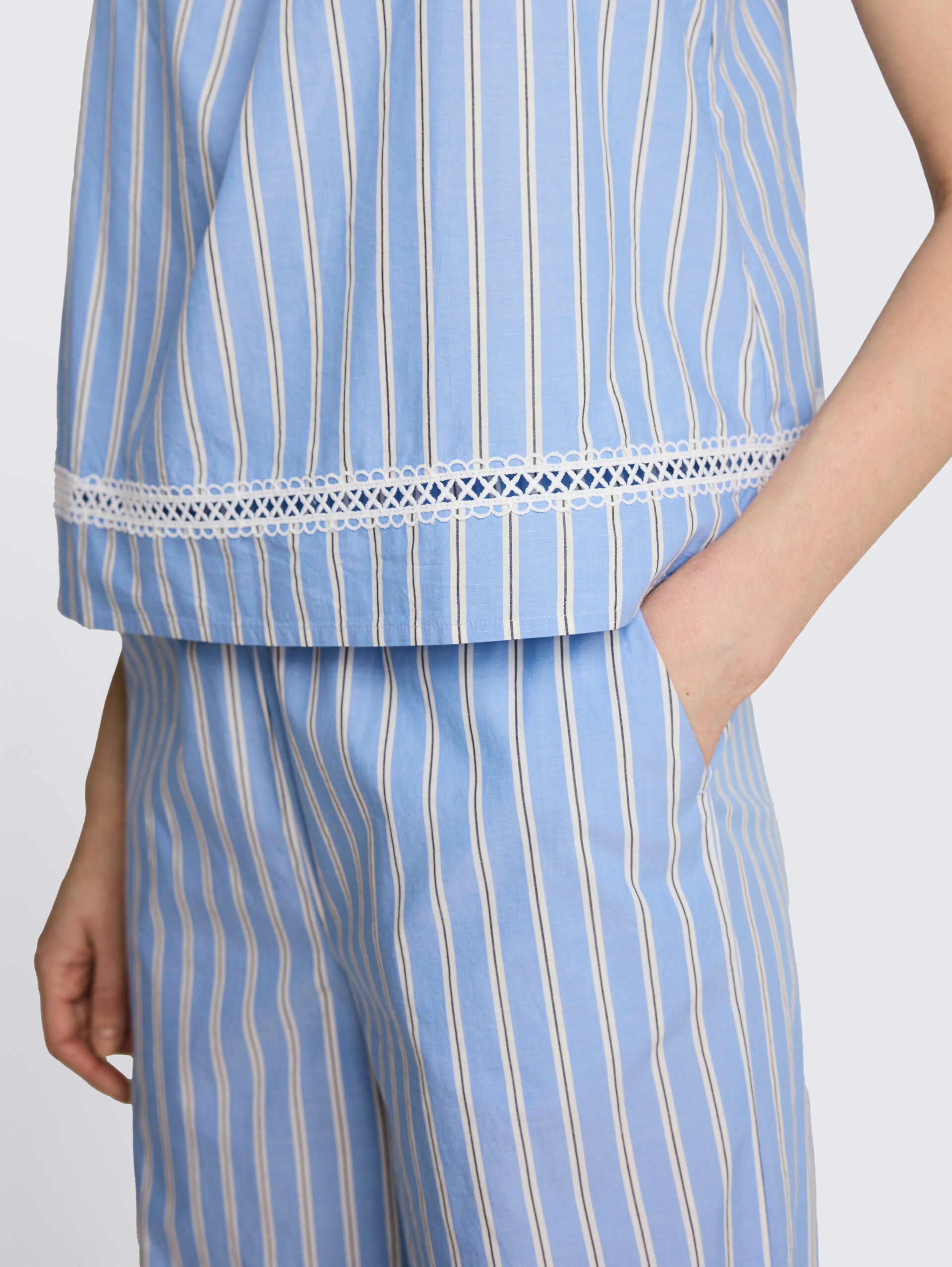 Blouse met streepmotief - blue white vertical stripe - Detailaanzicht model