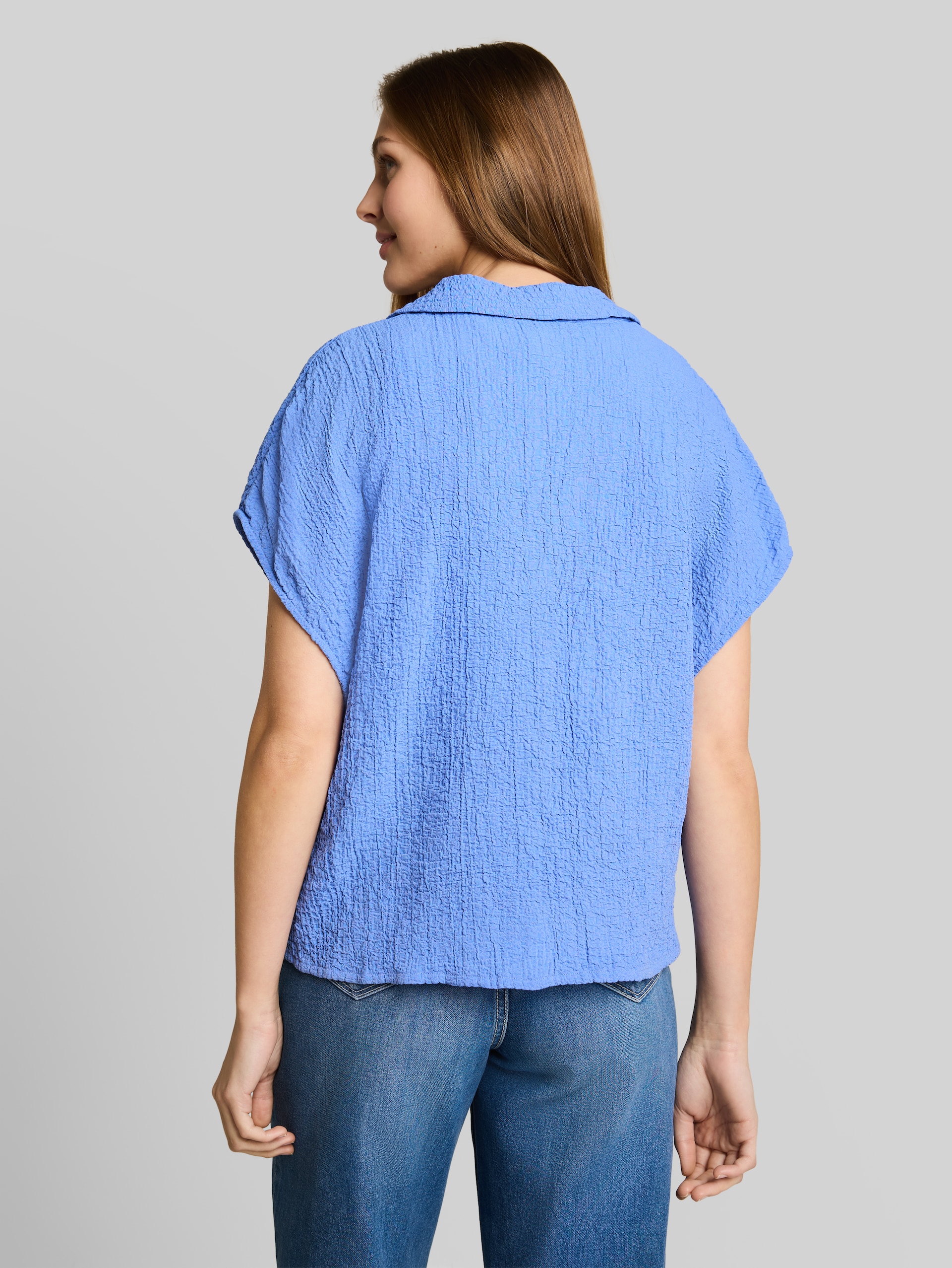 Seersucker Resort Hemdbluse - Bonnet Blue - Auschnitt Model-Rückansicht