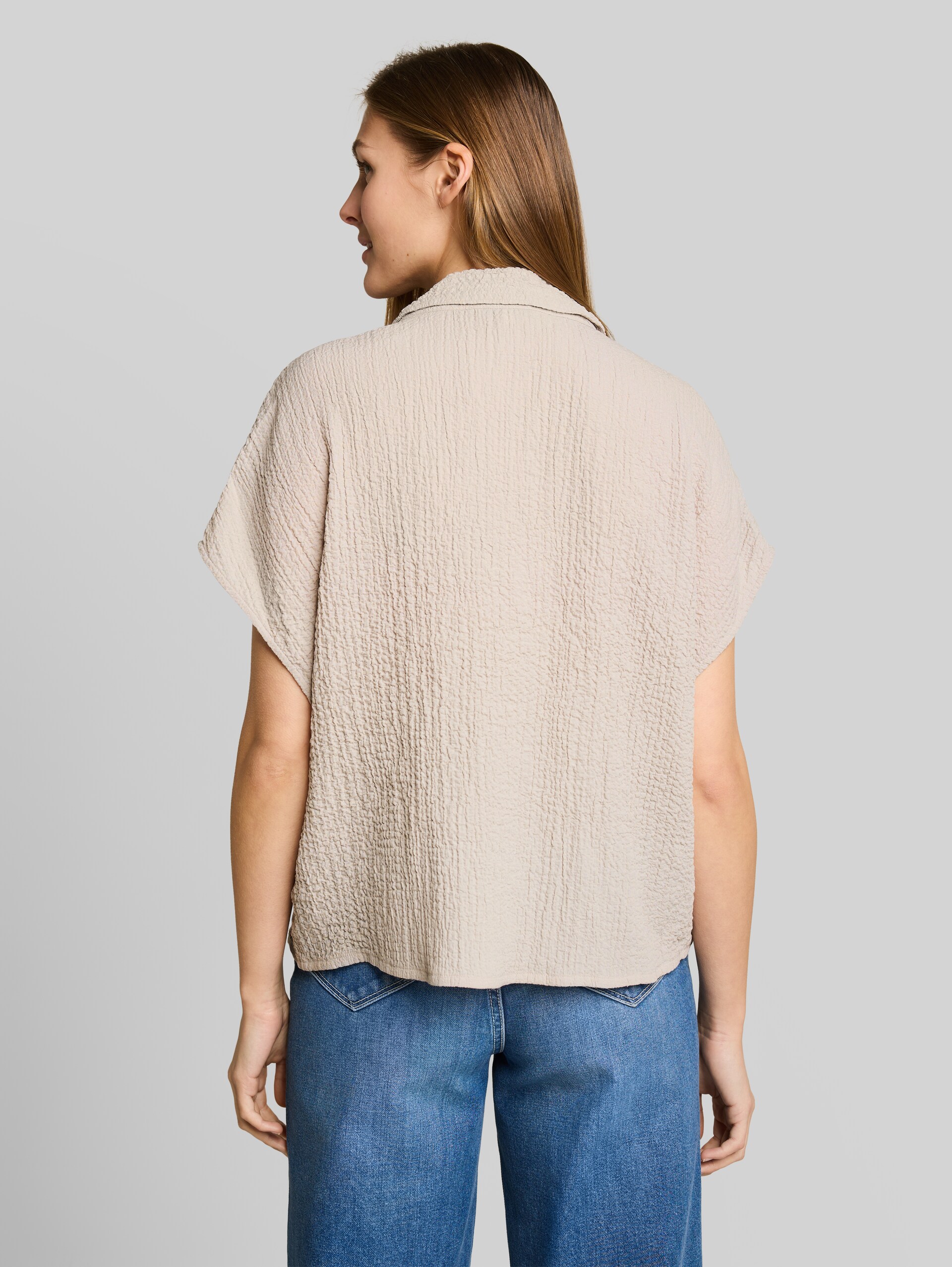 Seersucker Resort Hemdbluse - cloud grey - Auschnitt Model-Rückansicht