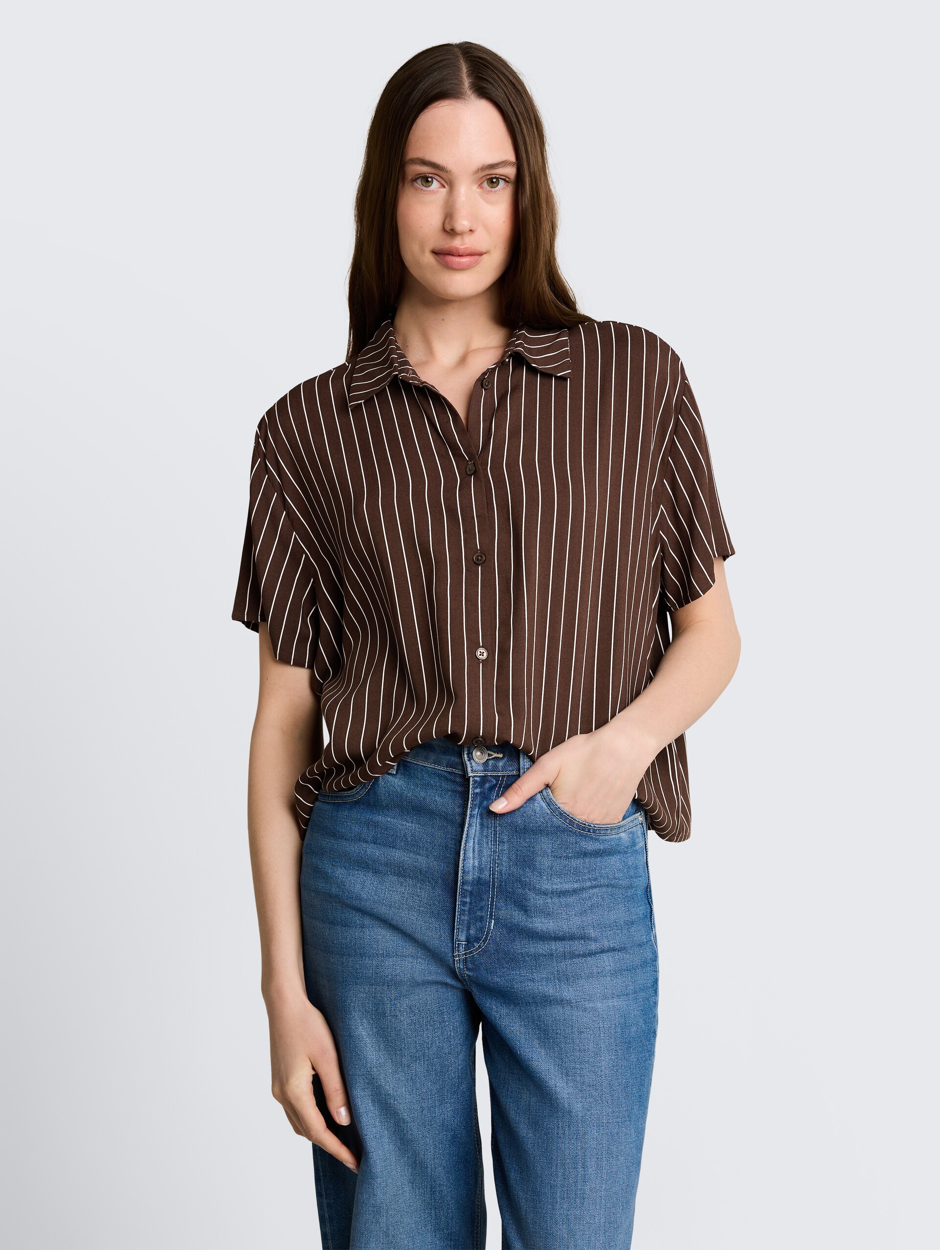 Boxy Fit overhemdblouse van viscose - brown white stripe - Nek model vooraanzicht