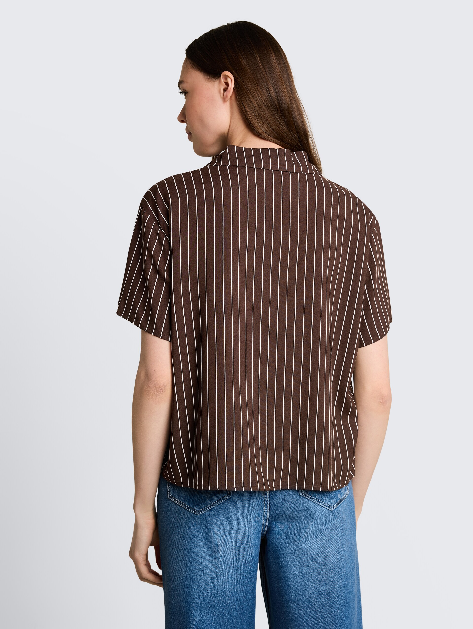 Boxy Fit overhemdblouse van viscose - brown white stripe - Neklijn model-achteraanzicht