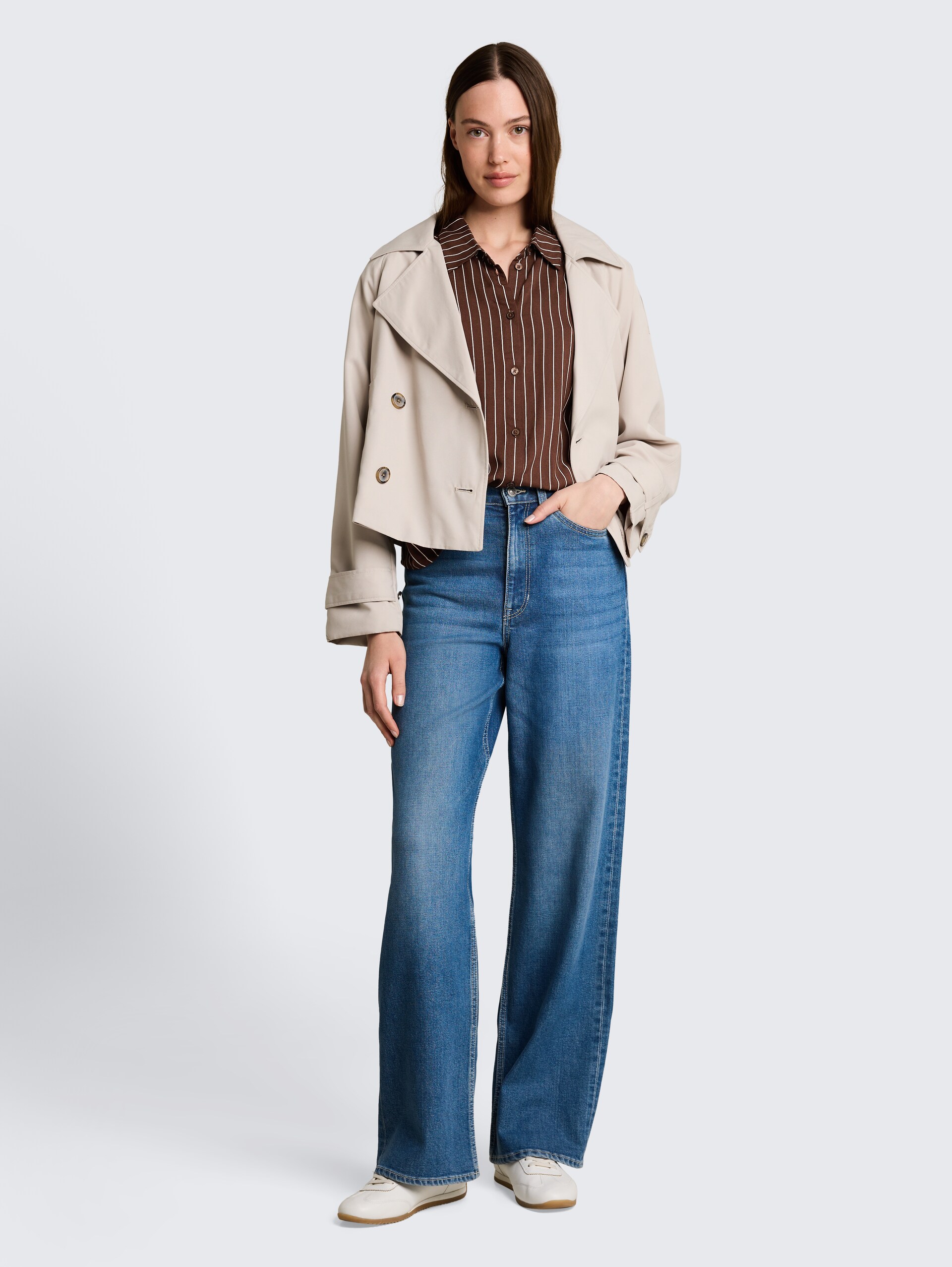 Boxy Fit overhemdblouse van viscose - brown white stripe - Model vooraanzicht