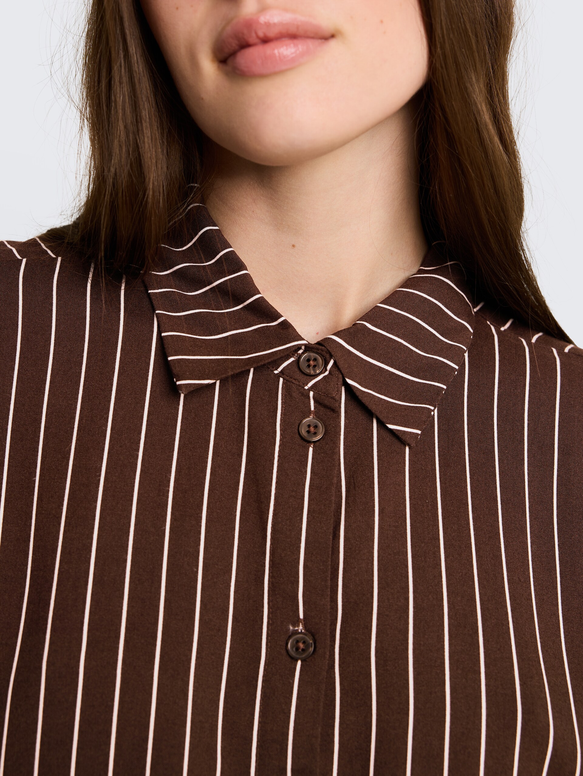 Boxy Fit overhemdblouse van viscose - brown white stripe - Detailaanzicht model