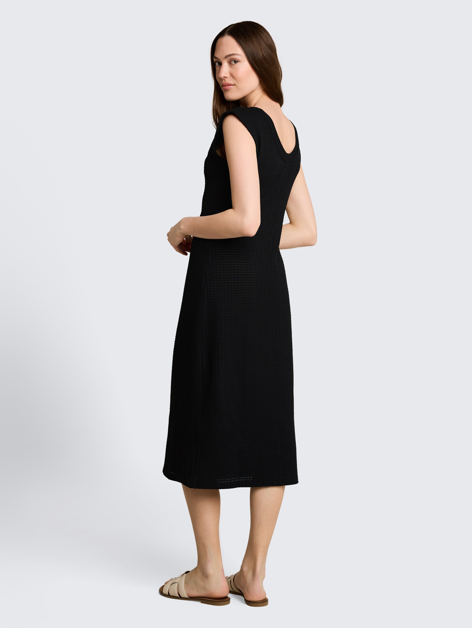 Getailleerde jacquard midi-jurk - deep black - Model-achteraanzicht