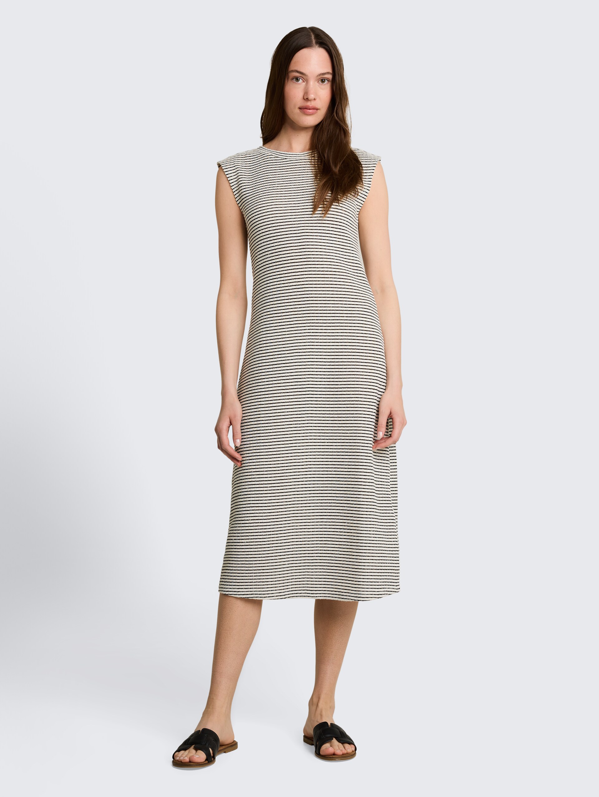 Getailleerde jacquard midi-jurk - white black knit stripe - Model vooraanzicht