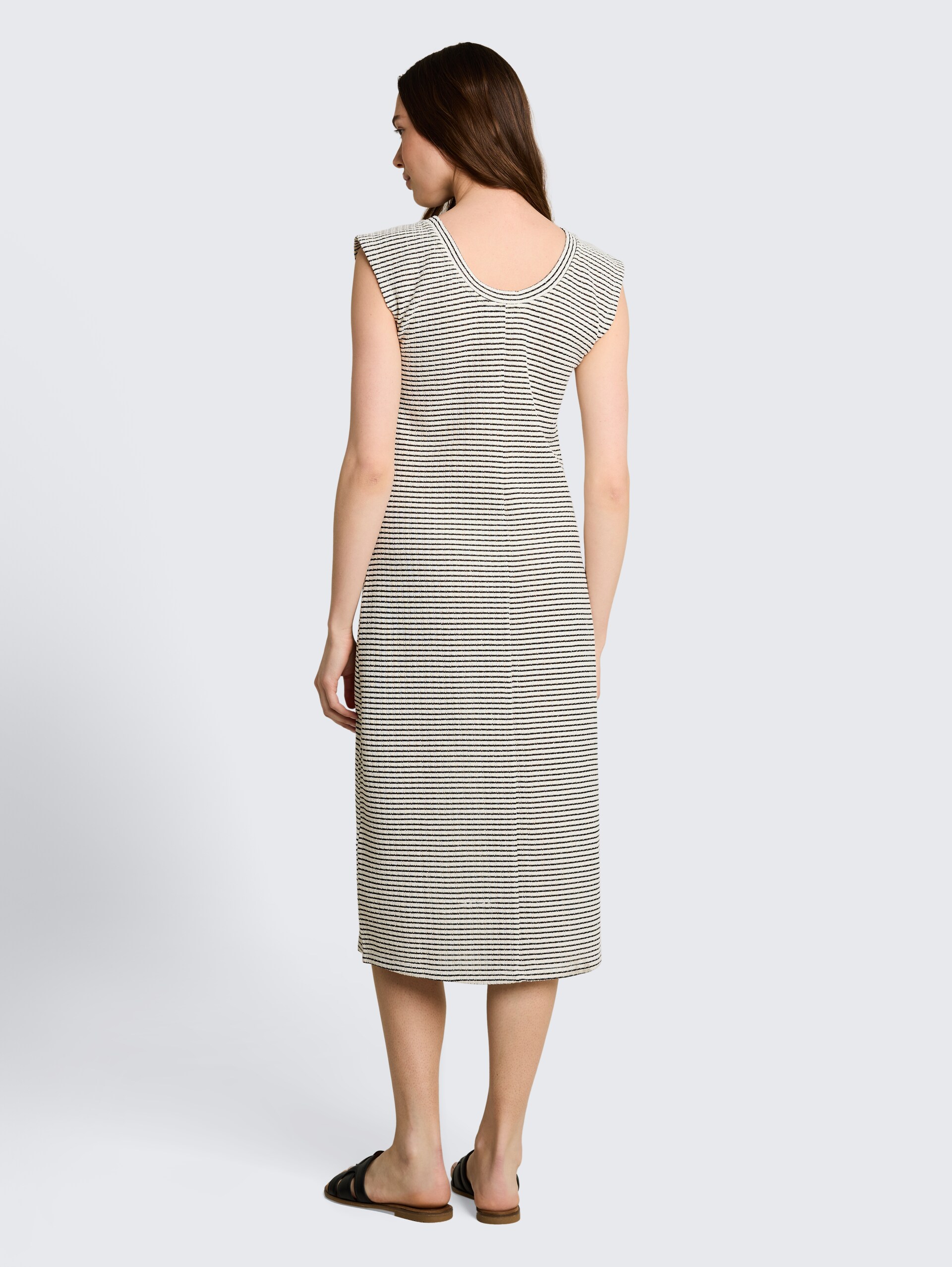 Getailleerde jacquard midi-jurk - white black knit stripe - Model-achteraanzicht