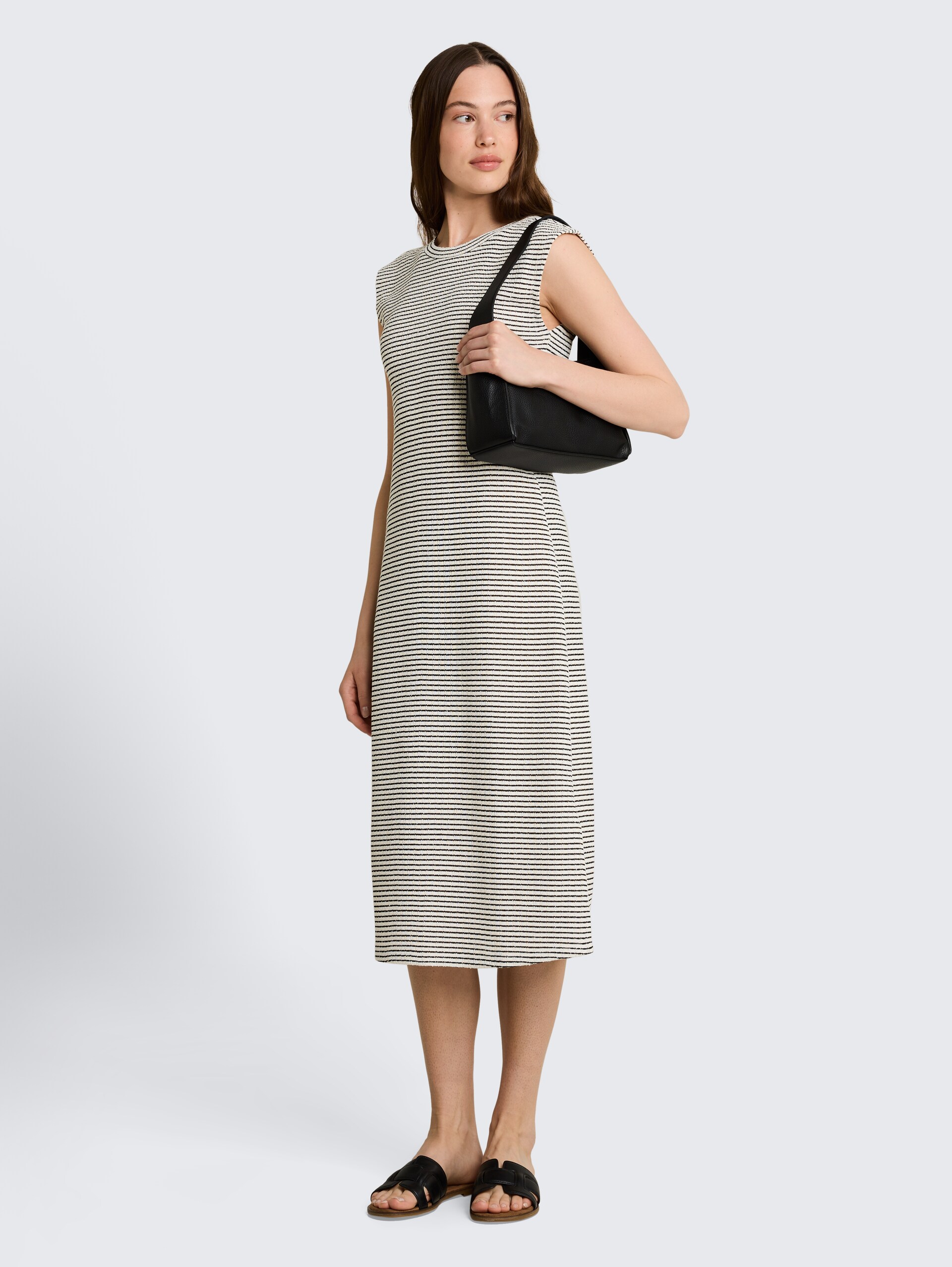 Getailleerde jacquard midi-jurk - white black knit stripe - zijaanzicht model