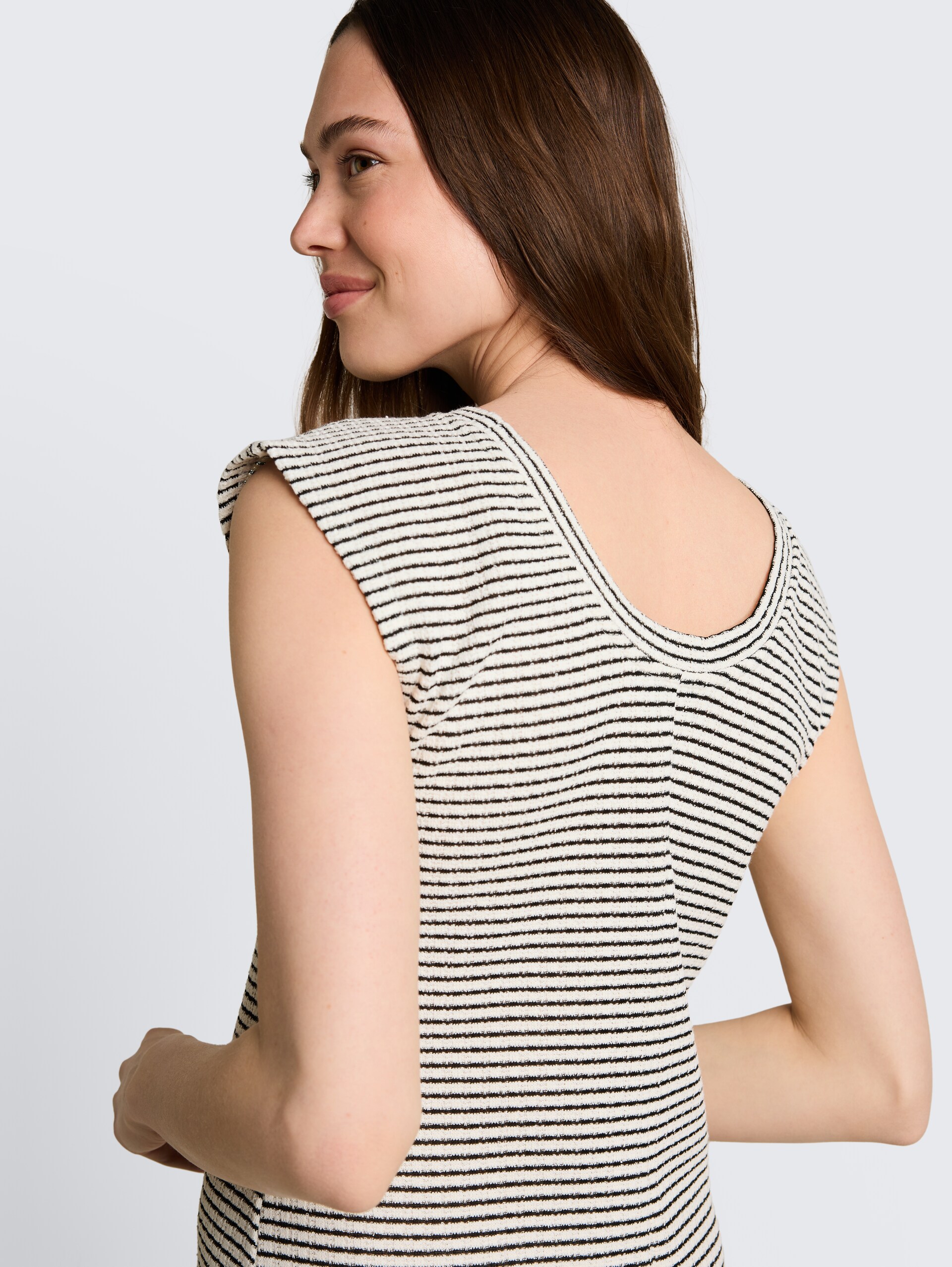Getailleerde jacquard midi-jurk - white black knit stripe - Detailaanzicht model