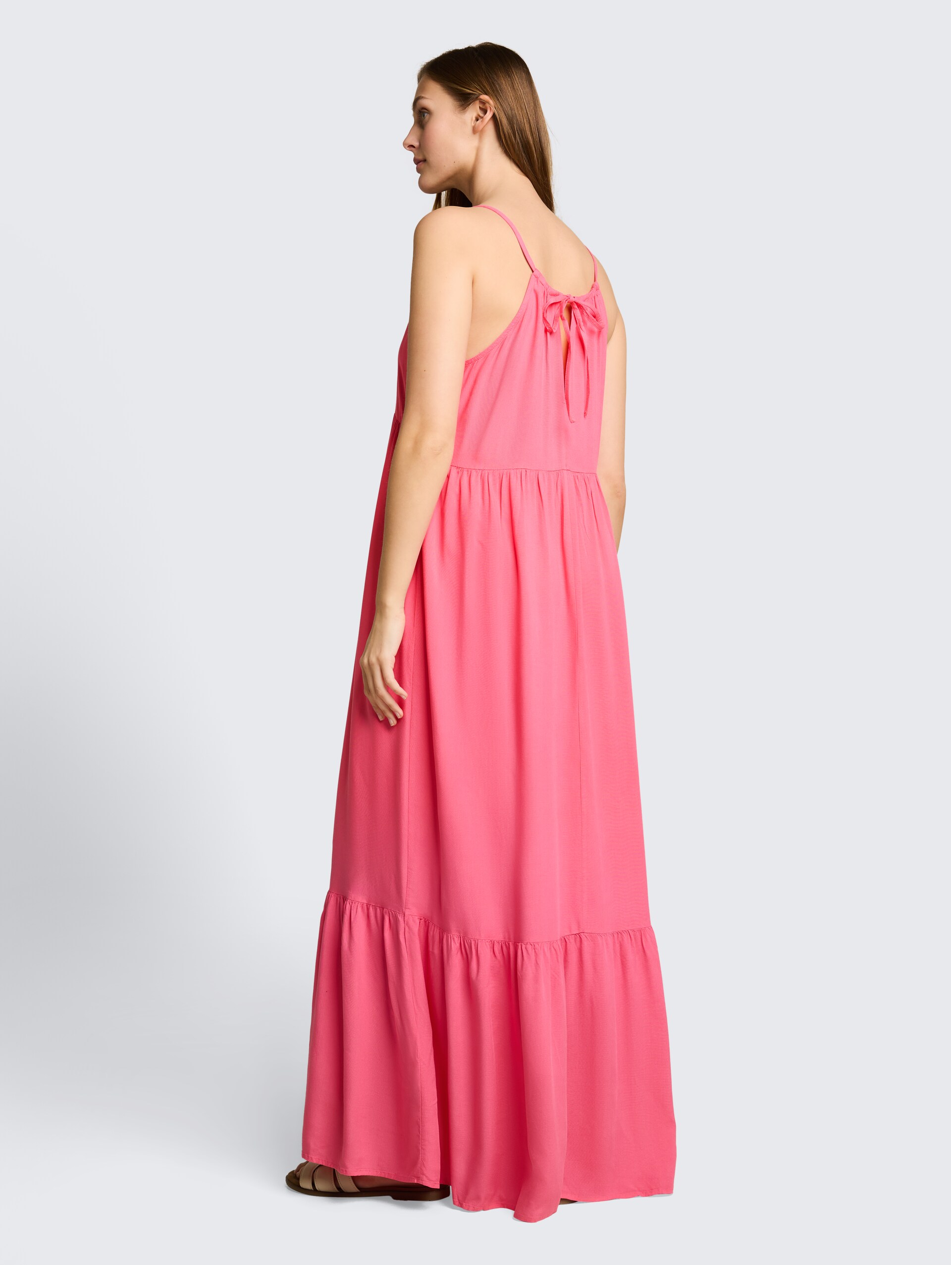 Maxi-Kleid mit Volants - soft bright pink - Model-Rückansicht