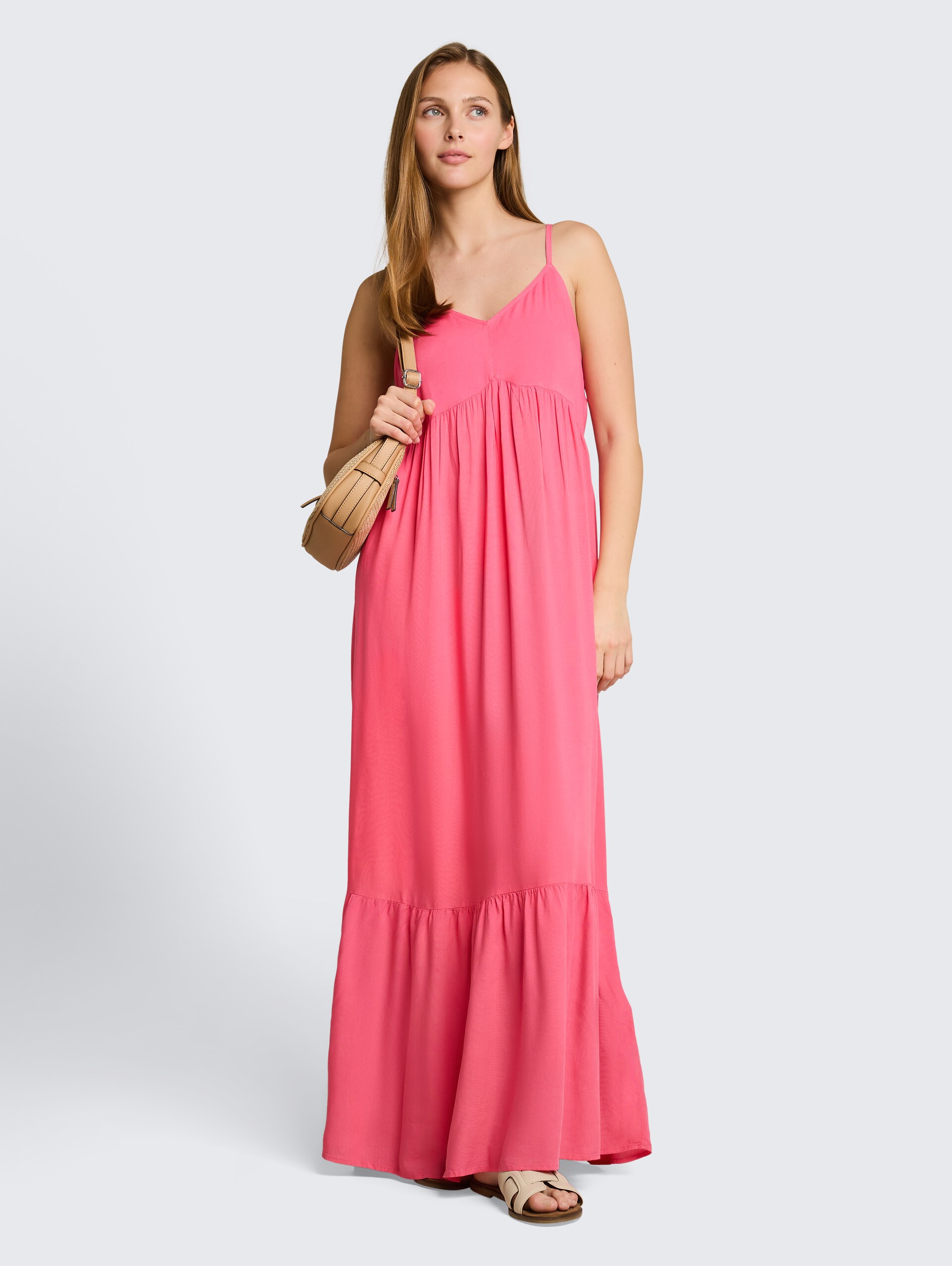 Maxi-Kleid mit Volants - soft bright pink - seitliche Model-Ansicht