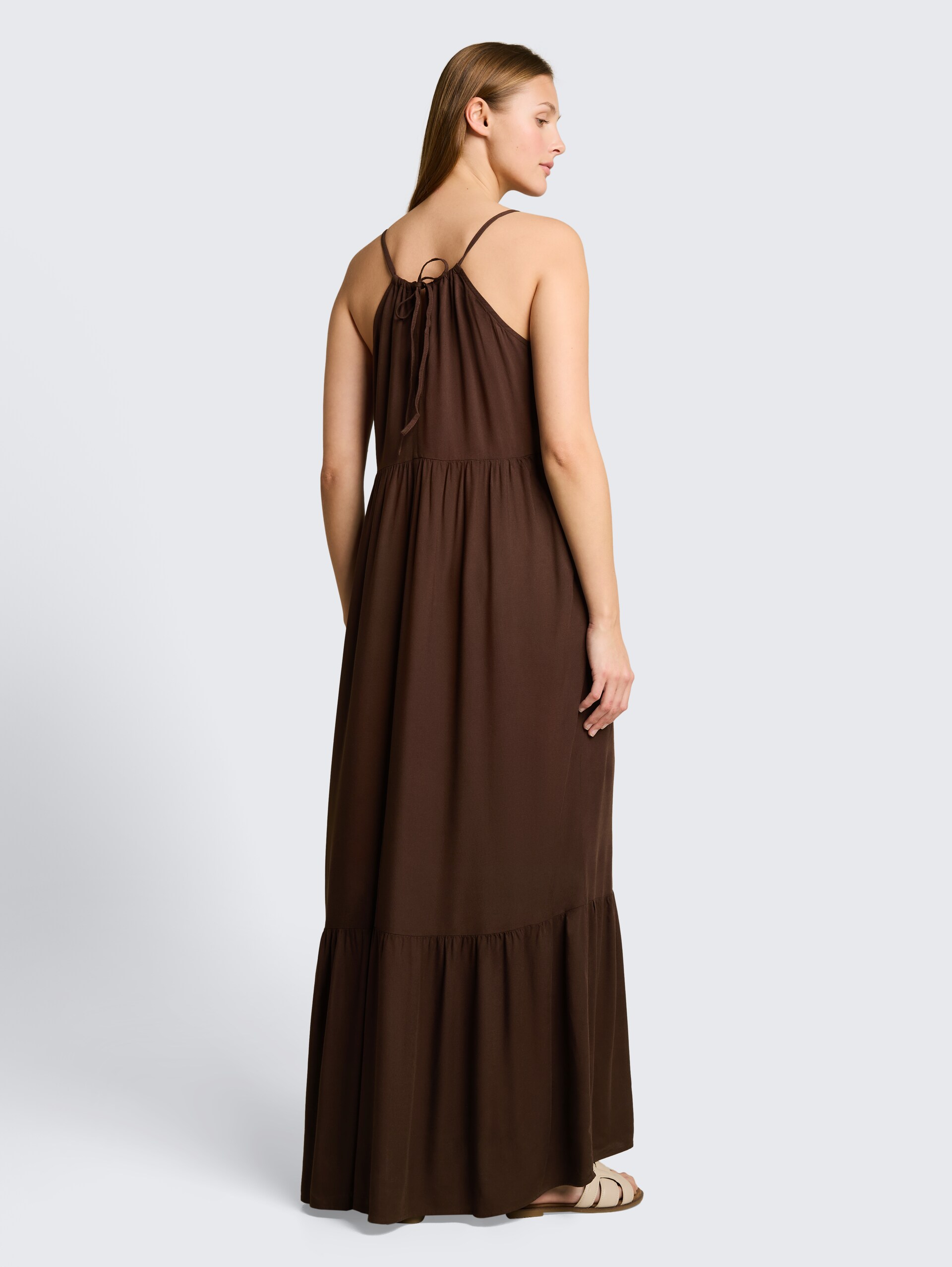 Maxi-Kleid mit Volants - cool dark brown - Model-Rückansicht