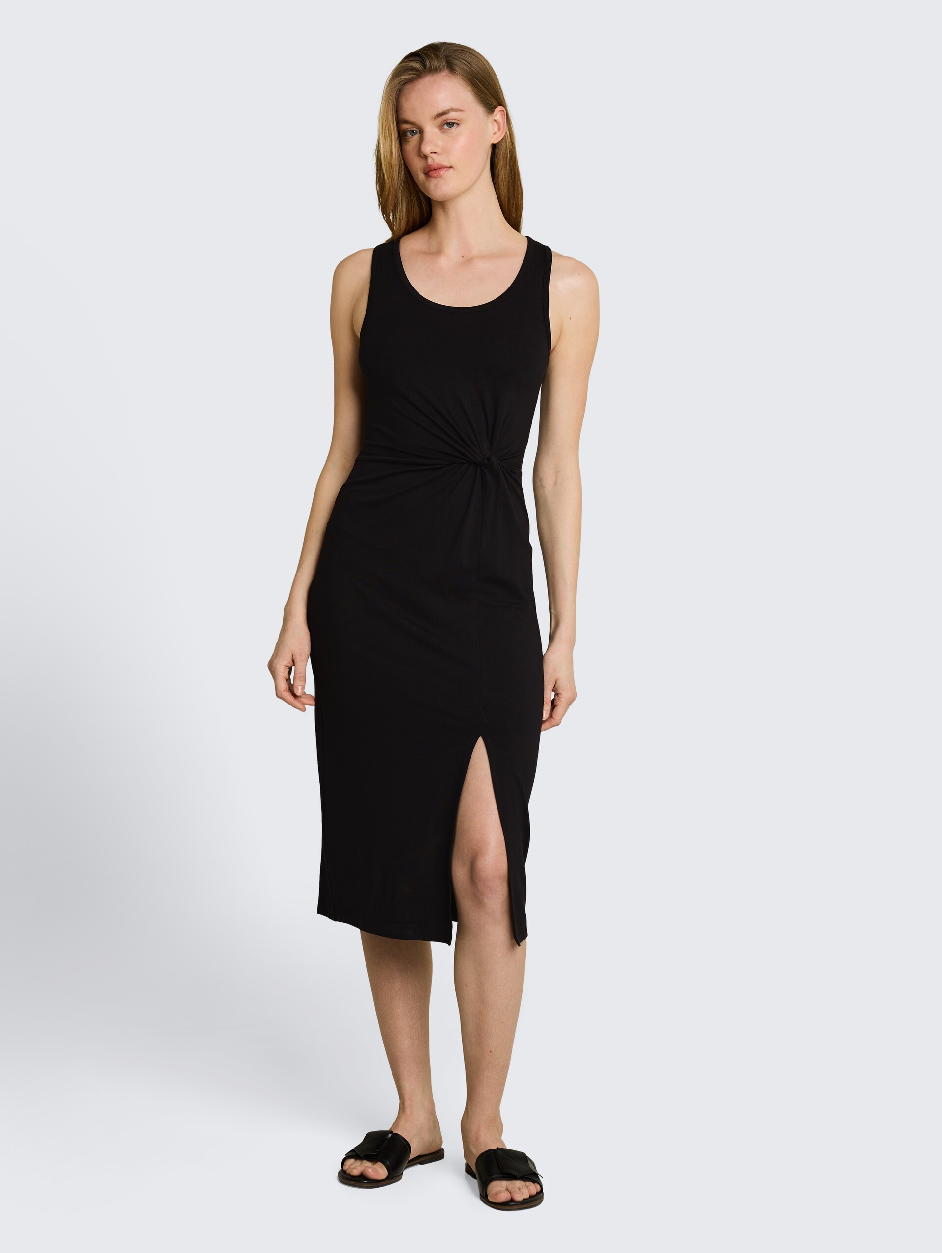 Getailleerde midi-jurk met knoopdetail - deep black - Model vooraanzicht