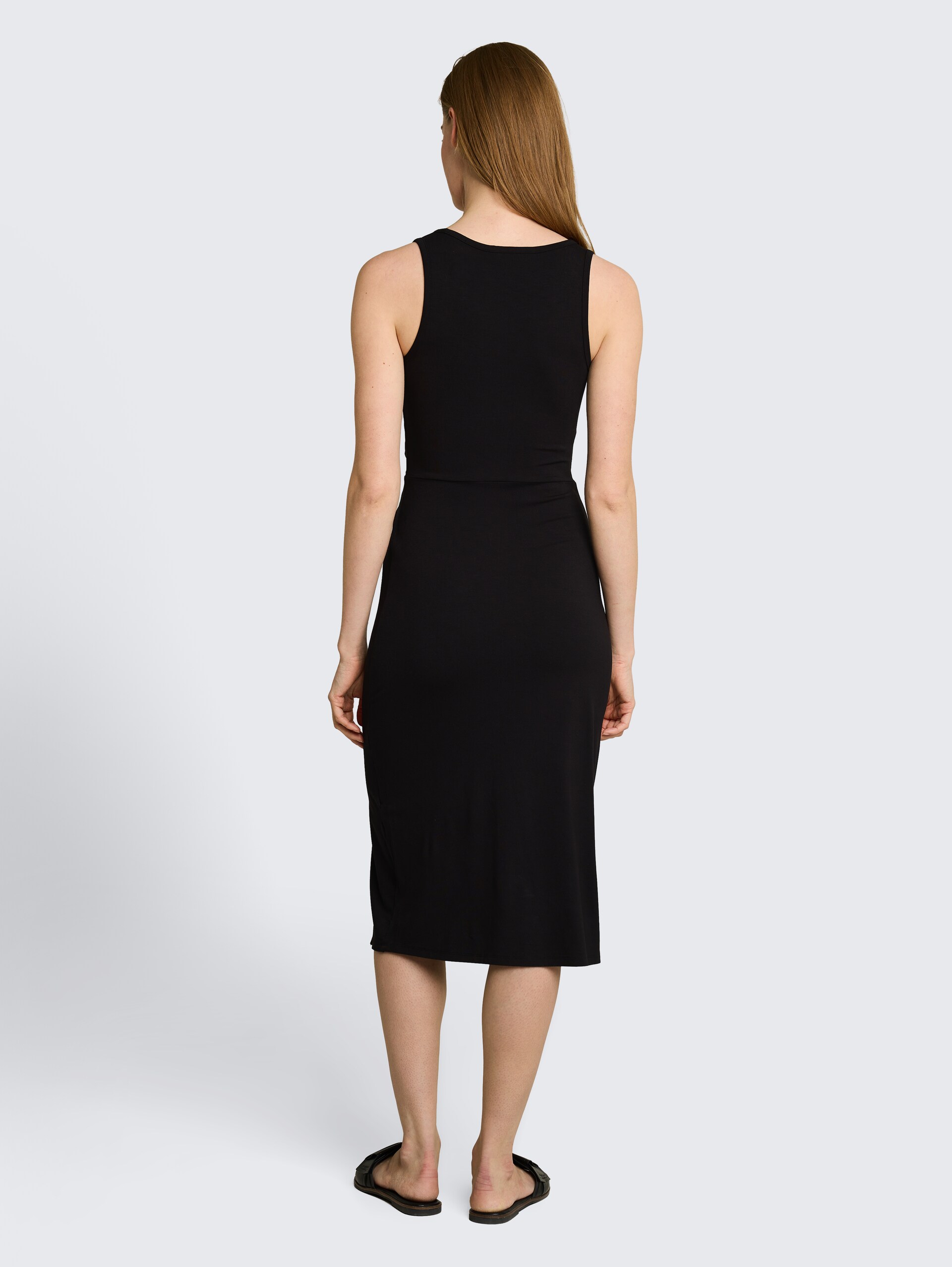 Getailleerde midi-jurk met knoopdetail - deep black - Model-achteraanzicht
