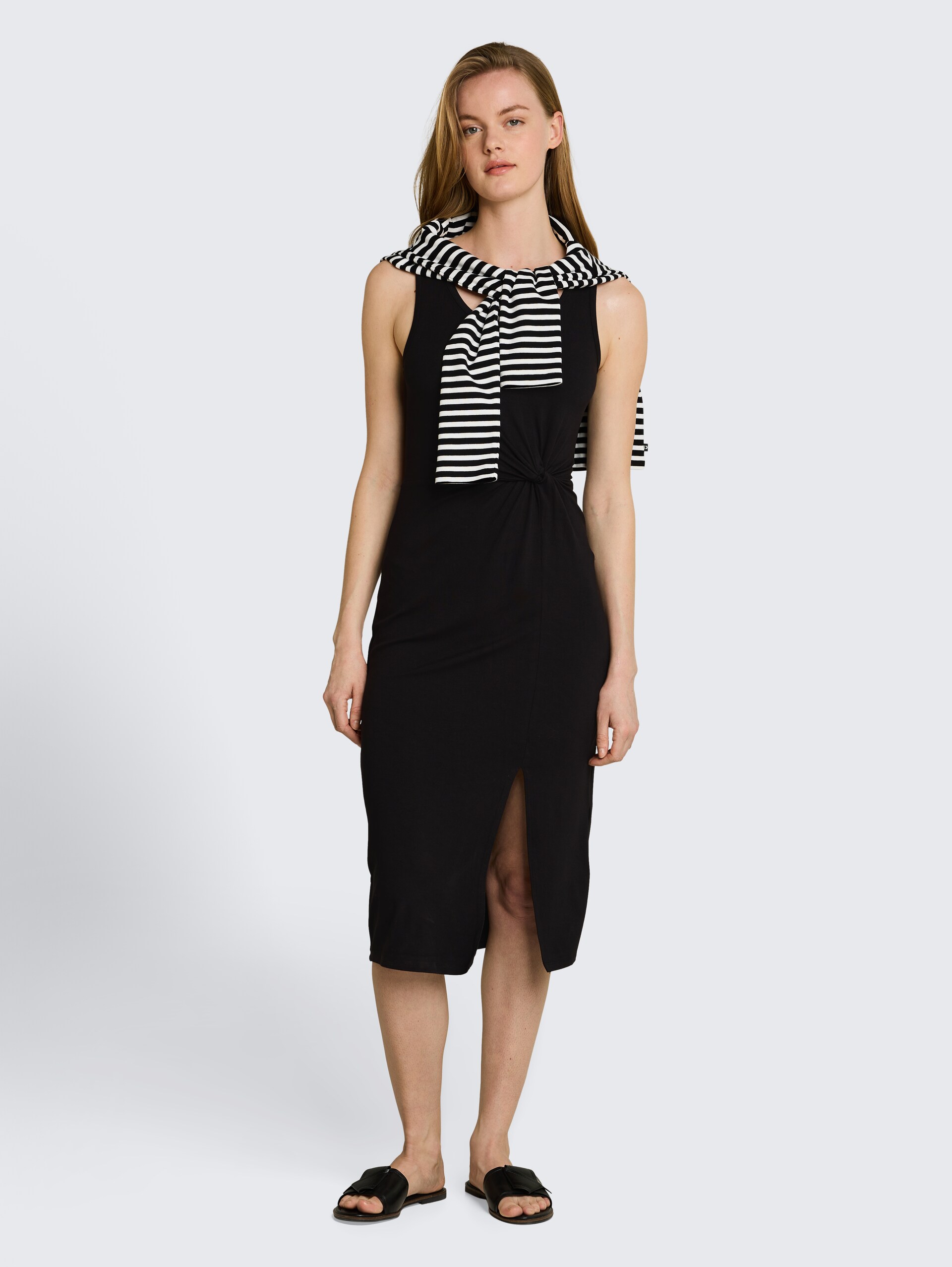 Getailleerde midi-jurk met knoopdetail - deep black - zijaanzicht model