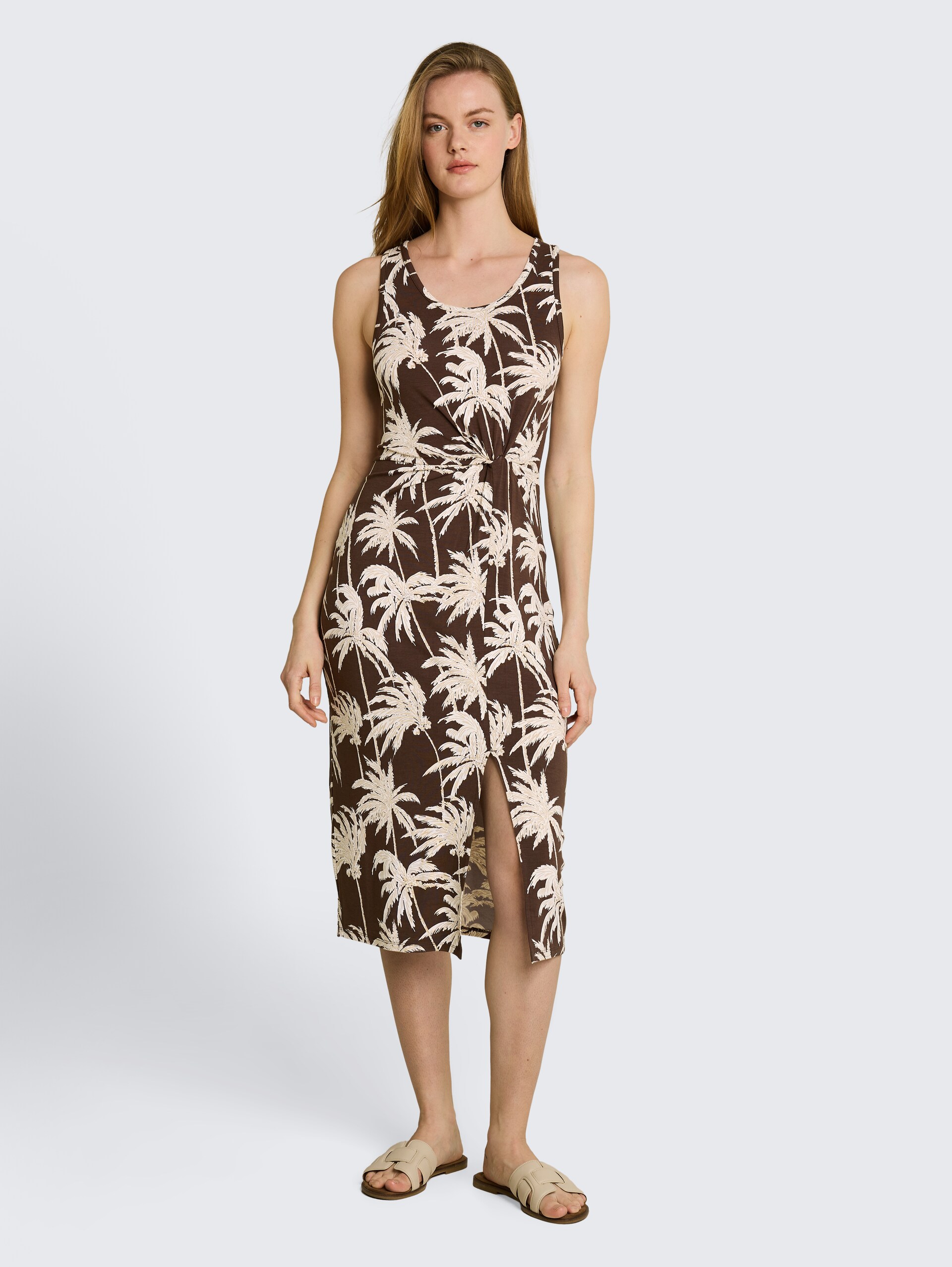 Getailleerde midi-jurk met knoopdetail - brown palmtree print - Model vooraanzicht