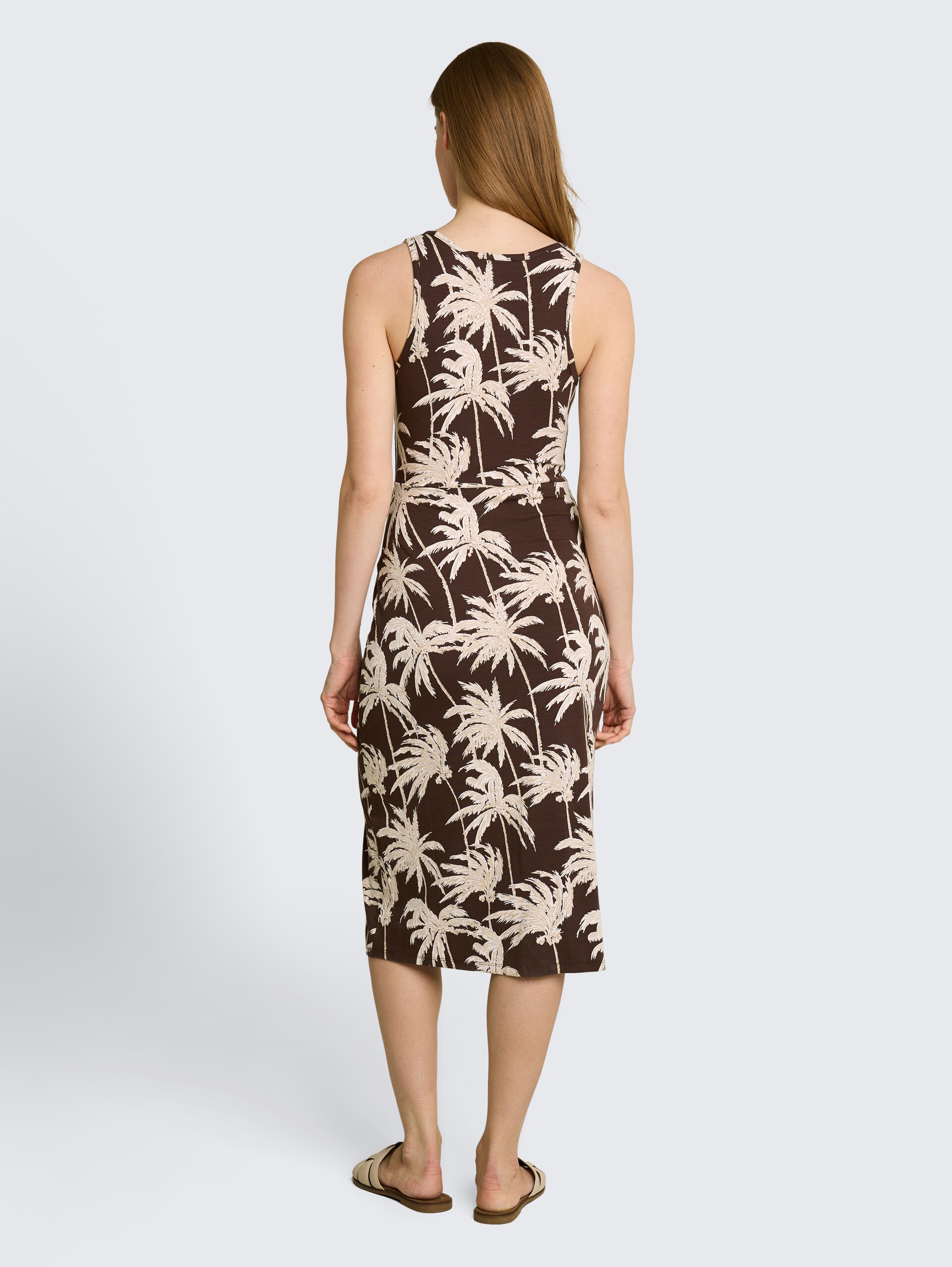 Getailleerde midi-jurk met knoopdetail - brown palmtree print - Model-achteraanzicht