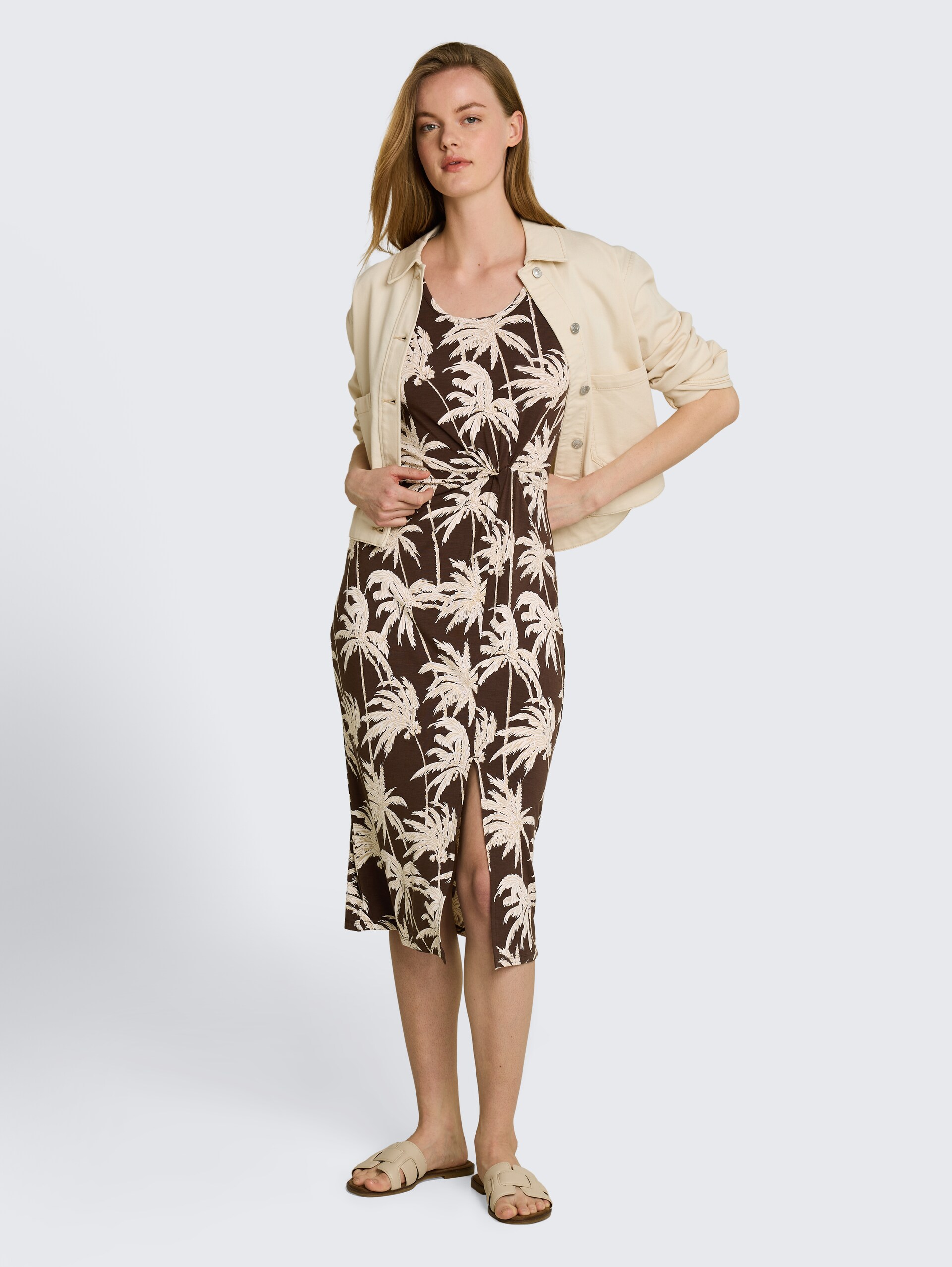 Getailleerde midi-jurk met knoopdetail - brown palmtree print - zijaanzicht model