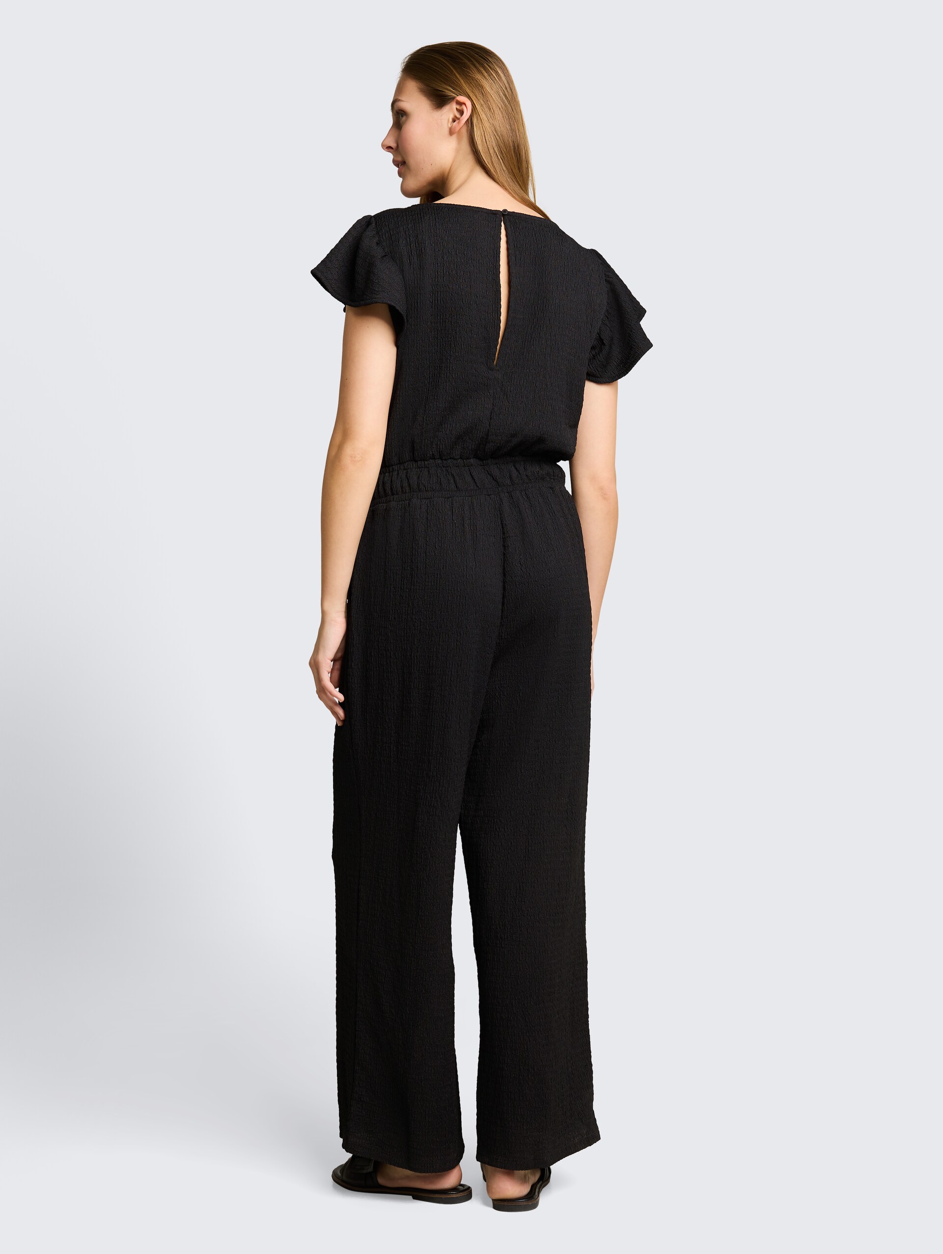 Crinkle Jumpsuit mit Rüschenärmeln - deep black - Model-Rückansicht