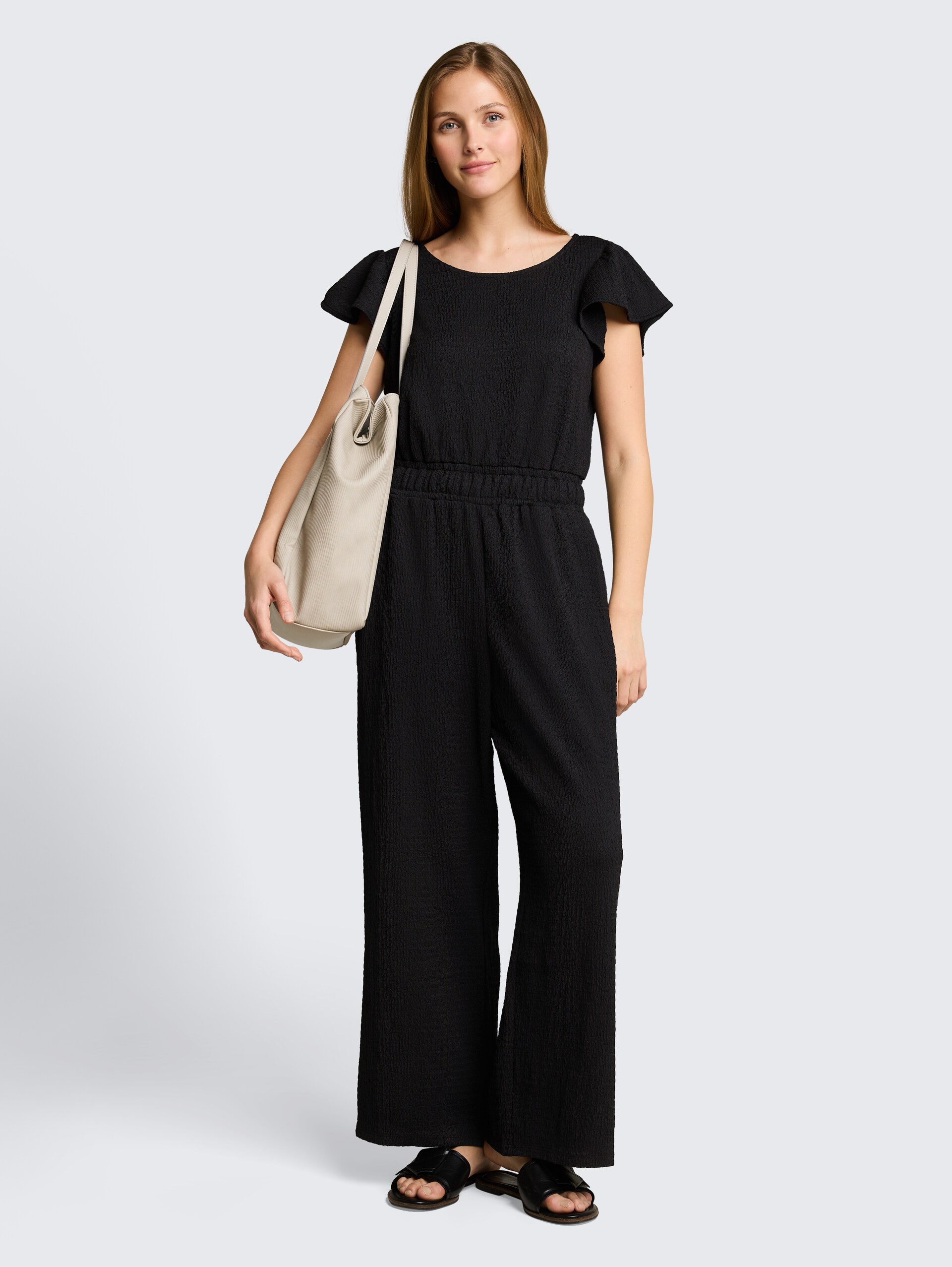 Crinkle Jumpsuit mit Rüschenärmeln - deep black - seitliche Model-Ansicht