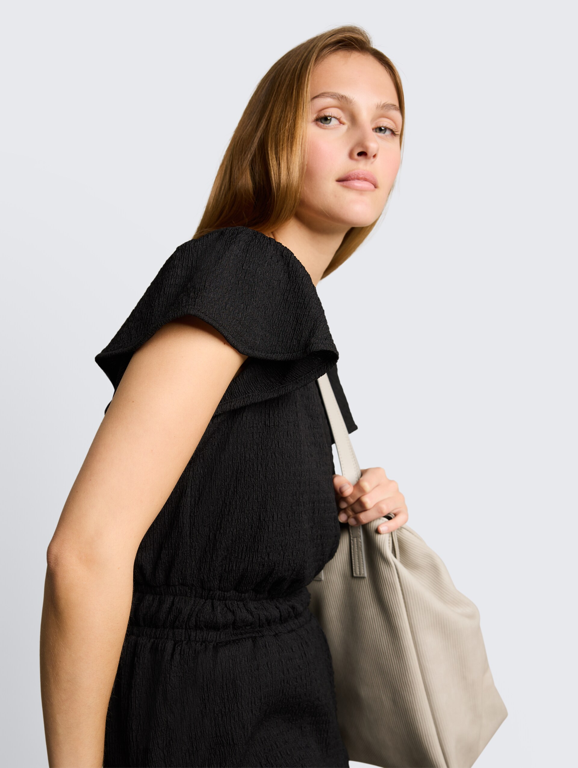Crinkle Jumpsuit mit Rüschenärmeln - deep black - Detail-Model-Ansicht