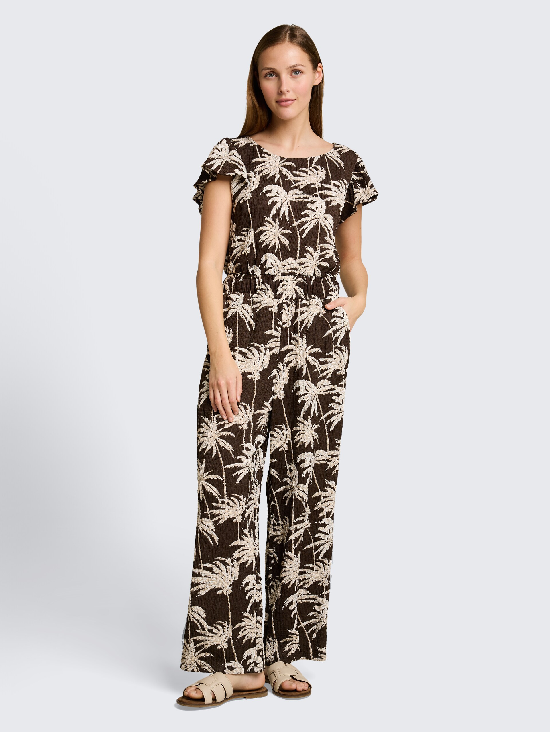 Crinkle Jumpsuit mit Rüschenärmeln - brown palmtree print - Model-Vorderansicht
