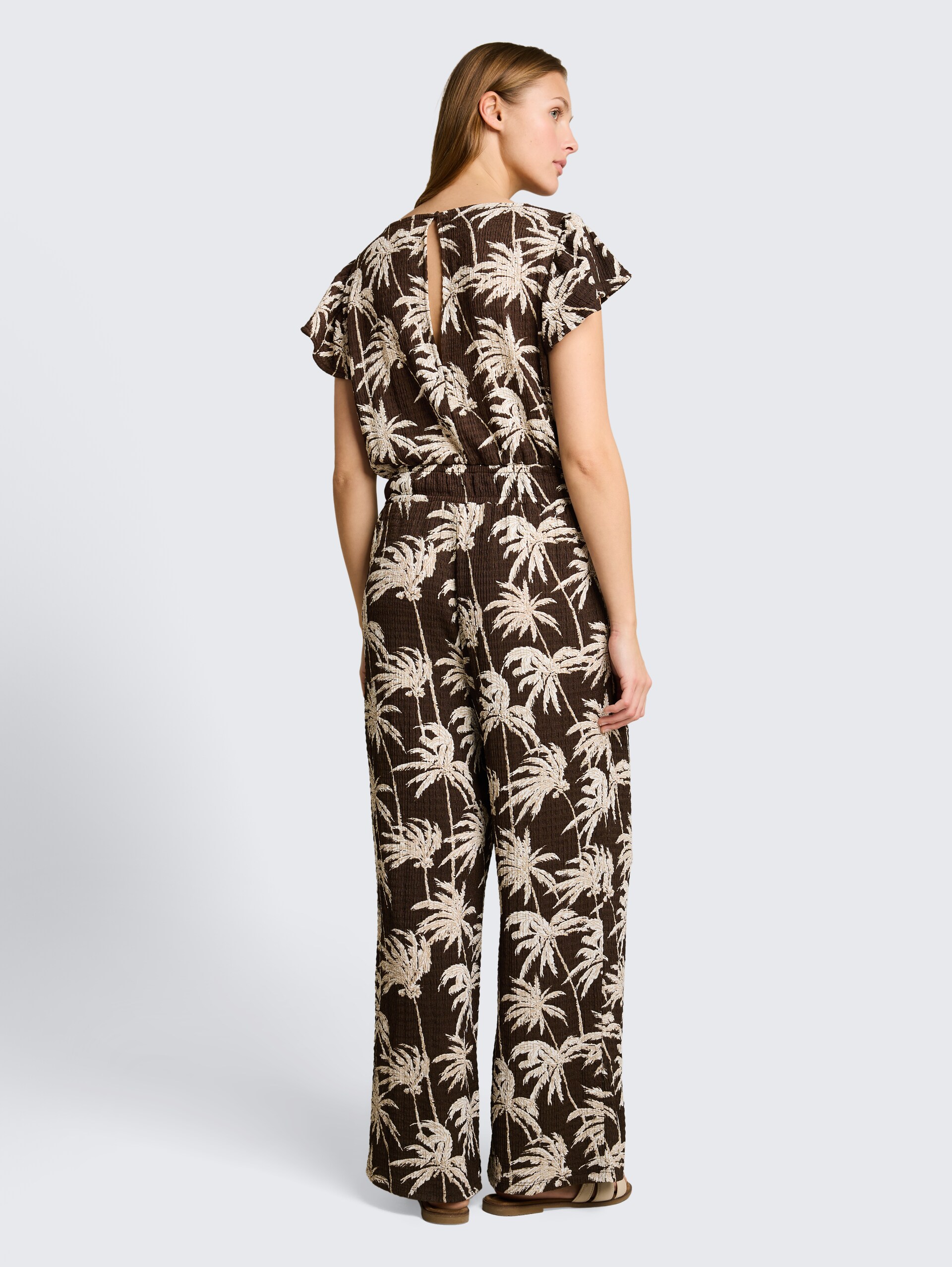 Crinkle Jumpsuit mit Rüschenärmeln - brown palmtree print - Model-Rückansicht