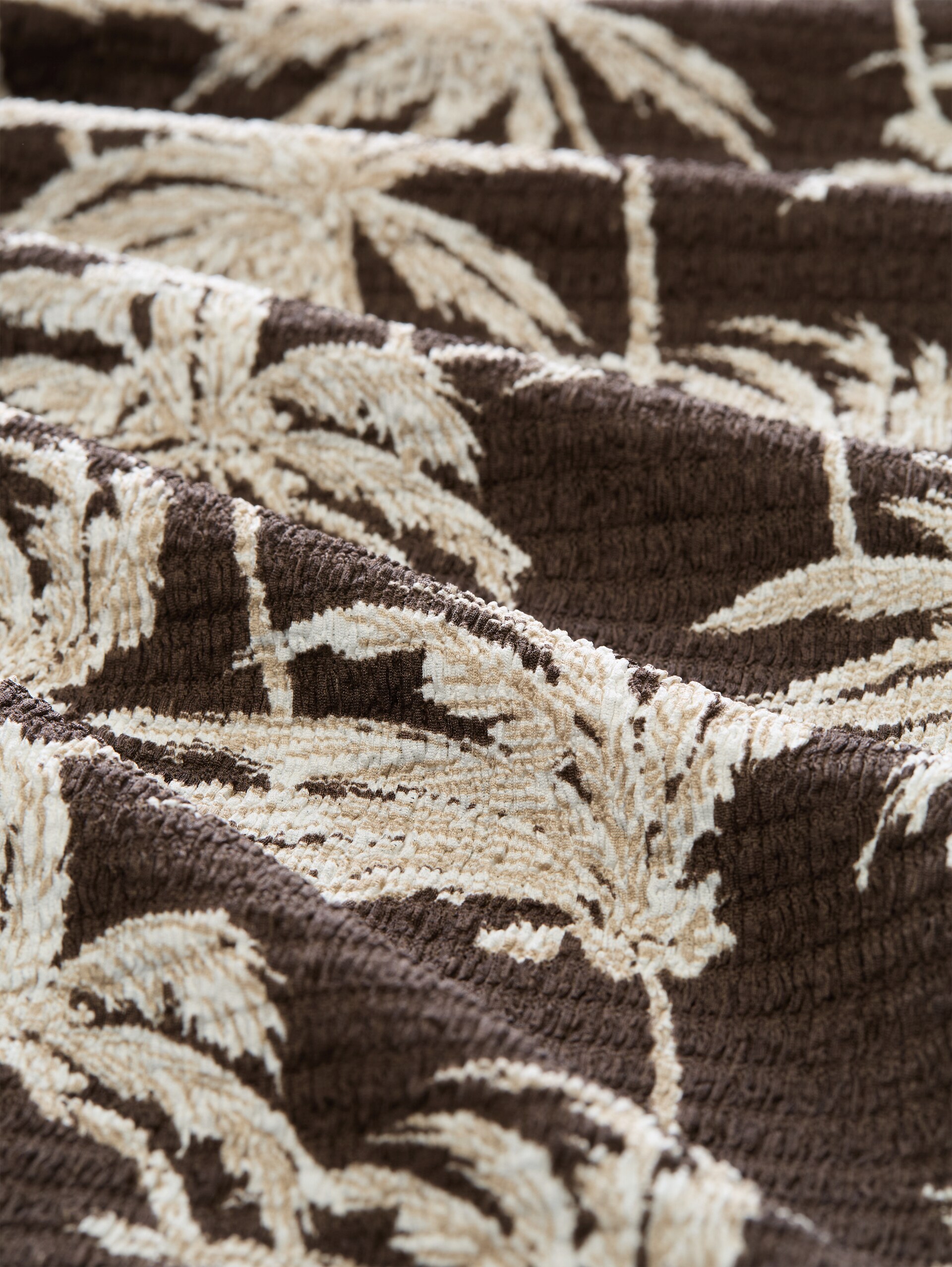Crinkle Jumpsuit mit Rüschenärmeln - brown palmtree print - Material-Ansicht