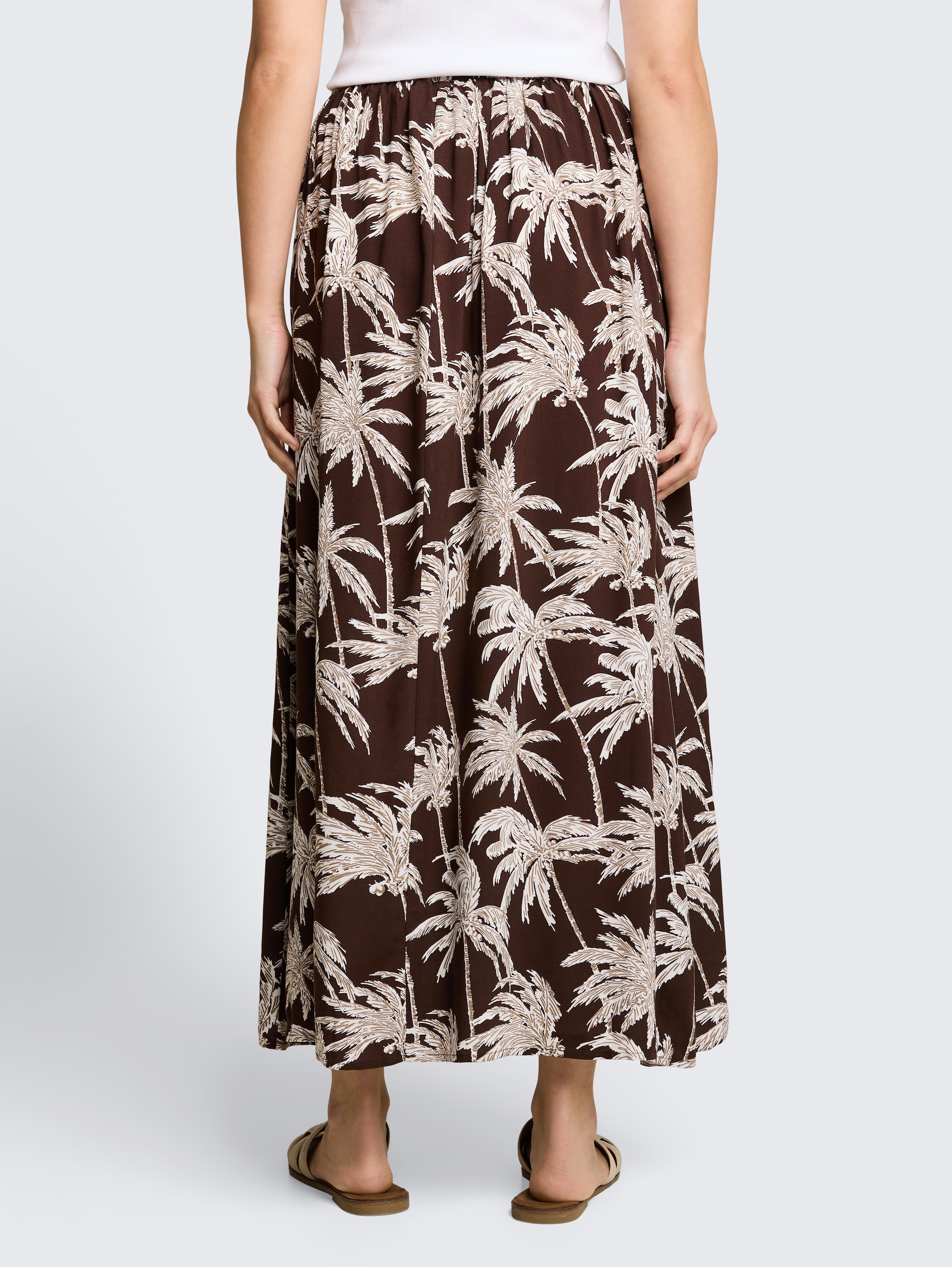 Maxirok van viscose - brown palmtree print - Neklijn model-achteraanzicht